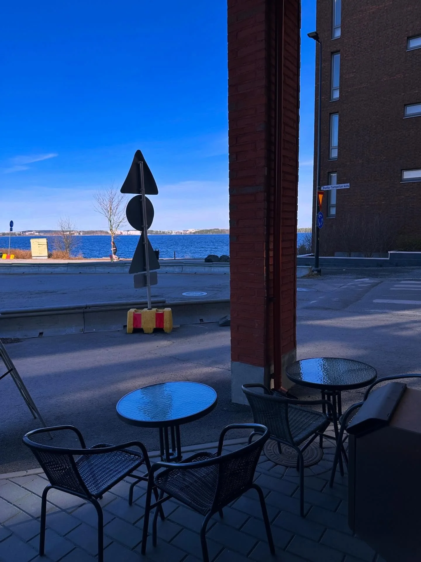Olemme taas auki! Pienen tauon j&auml;lkeen avasimme ovemme t&auml;n&auml;&auml;n uudelleen. Terassimme on valmiina ja upea j&auml;rvimaisema odottaa sinua. We are back! After a short break, we&rsquo;ve reopened our doors today. Our terrace is ready 