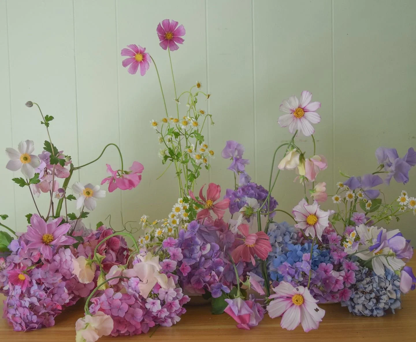 a table scape for the fairies -hydrangea, cosmos, anemone, sweet peas, chamomile in a dreamyyyy color palette [will never get over saying all from the garden 💅]