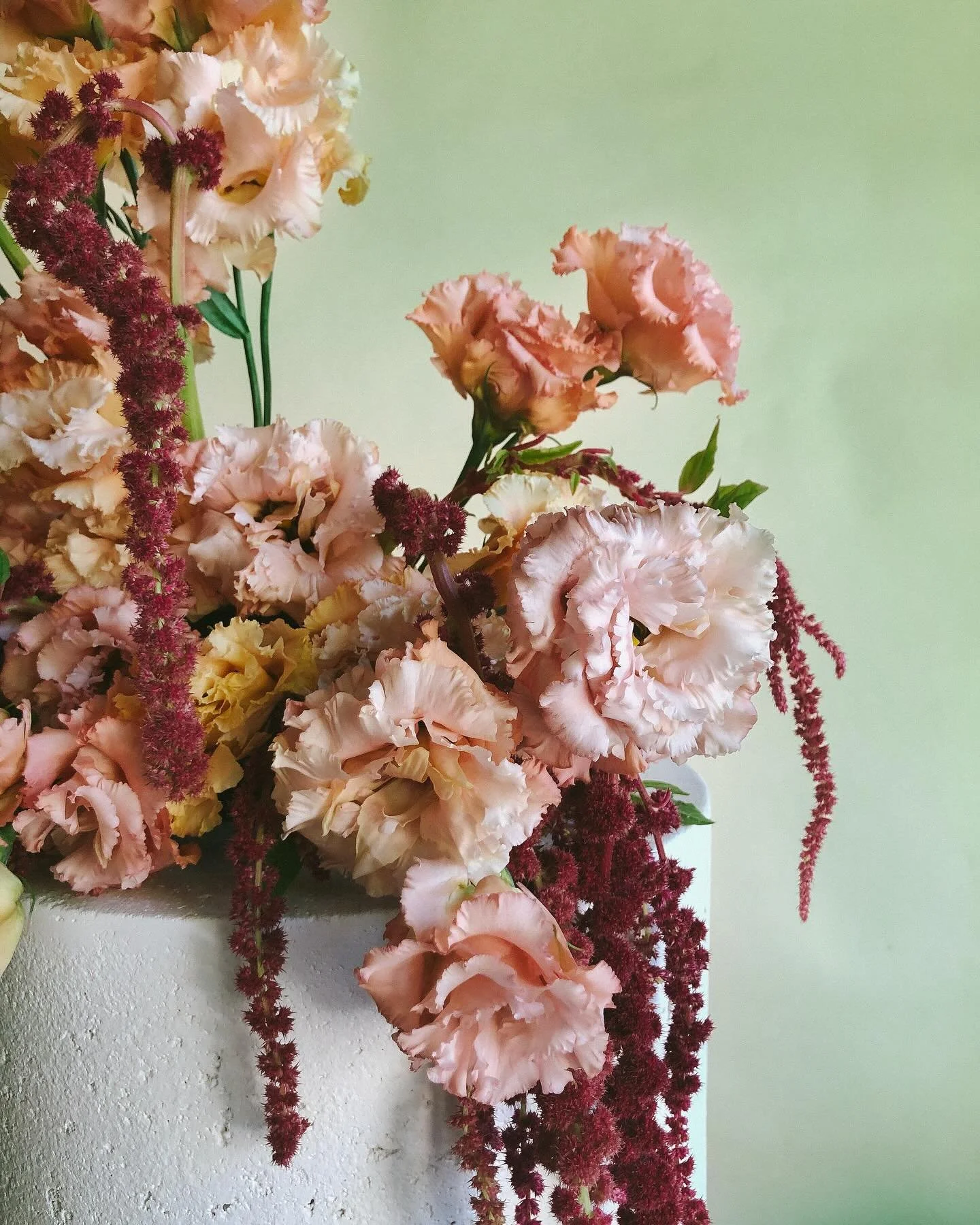 Textured pinks on a flat grey day ✰

oldie but goodie made at @antherafloral studio 

.
&hellip;
.
&hellip;.
.
&hellip;&hellip;
.
..
.
&hellip;
.
.
#seattleflorist #flowerinspiration #slowfloralstyle #lisianthus #amaranth #uniqueflowers
