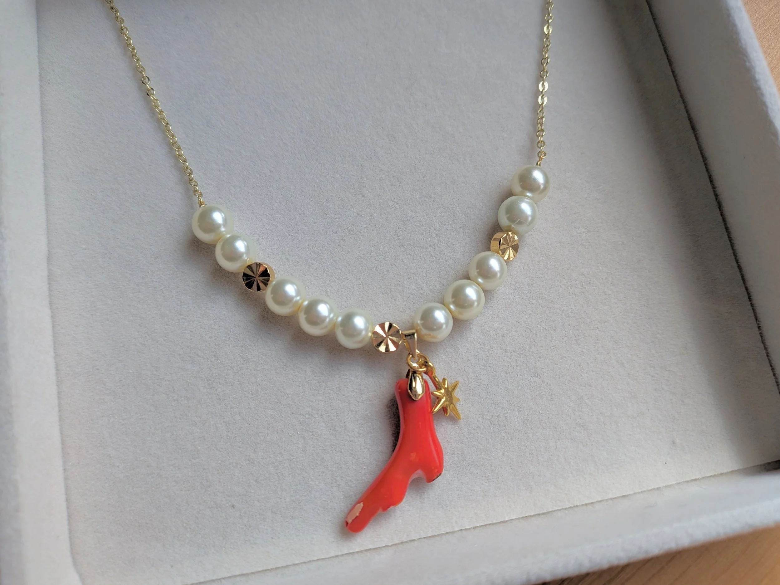 Elegant Coral Star Necklace red white gold
