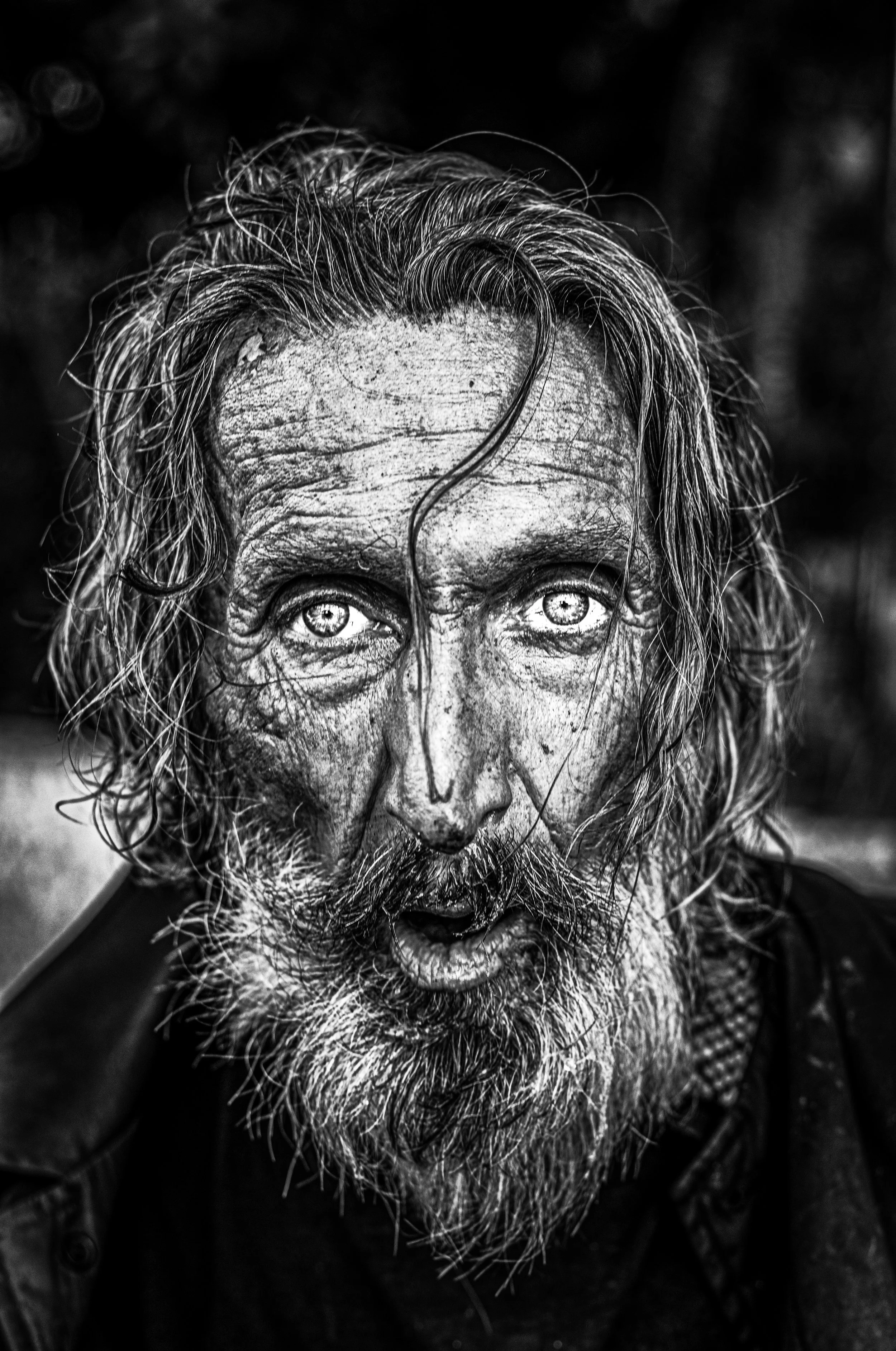 En el vacio de una mirada, se encuentran mundos llenos de historias, que nadie se detiene a escuchar.
