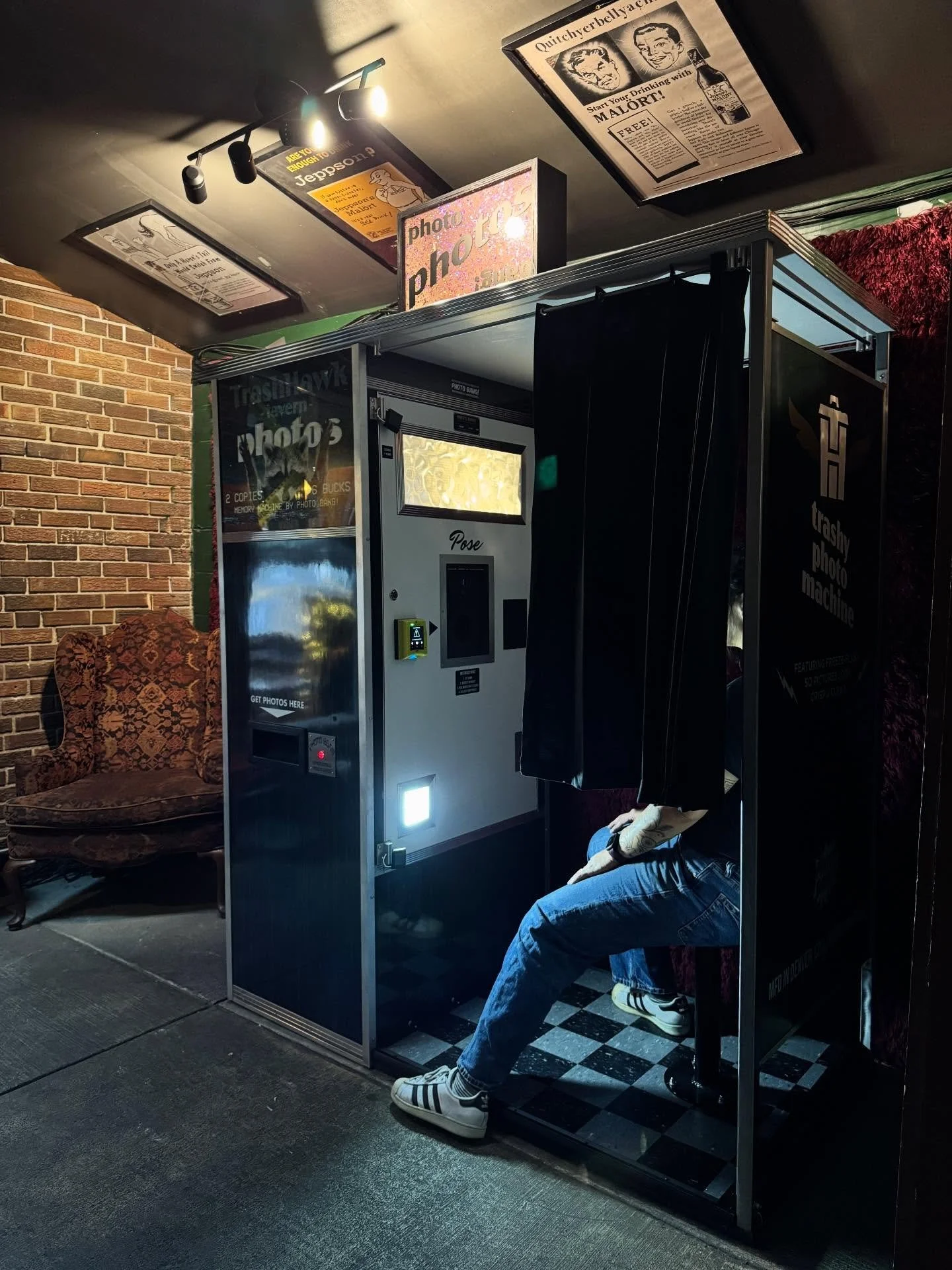 @trashhawktavern now has a Photo Bang photobooth! This one was built 10 years ago in a home garage in the middle of winter. We pulled it from a business that no longer deserved it and it lived at our shop as a testing booth for a spell. After a brief