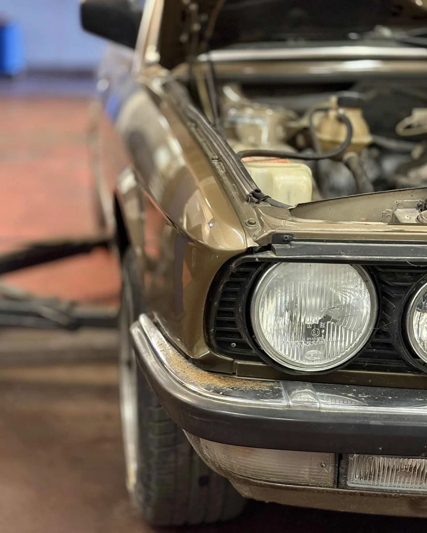 Deze BMW E28 kwam binnen voor onderhoud en een mysterieuze dans in het toerental πβοΈ Tijd voor een grondige diagnose en wat liefde onder de motorkap. Klassieke Beemer vibes, weer helemaal in balans! π οΈπ
#bmwe28 #classicbmw #bmw #beemer #youngtime