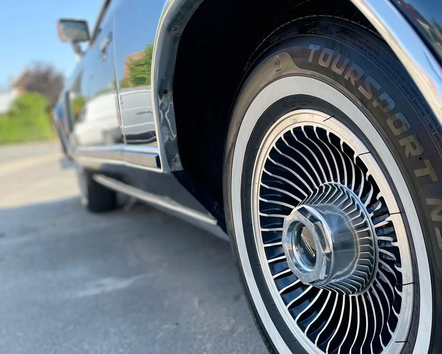 Amerika op z’n grootst: de Lincoln Continental Mark V is geen auto, het is een statement. Pure seventies luxe, chrome voor dagen en een weggevoel als een cruiseschip. πΊπΈπ₯οΈ
#lincolncontinental #markv #seventiesluxury #americanclassic #fullsi