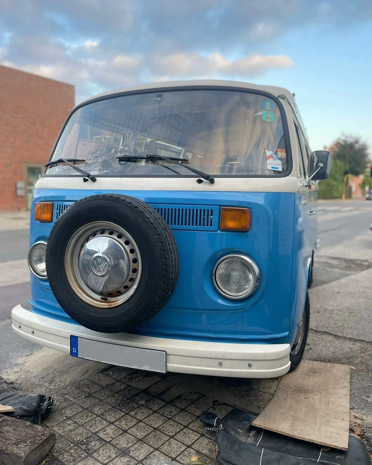 🚐✨ Roadtrip Pitstop at The Oldtimer Factory
Today we were surprised by a customer passing through with this beautiful VW bus.
Quick diagnosis, quick repair &mdash; and back on the road the very same day.

Your adventure doesn&rsquo;t stop here&helli