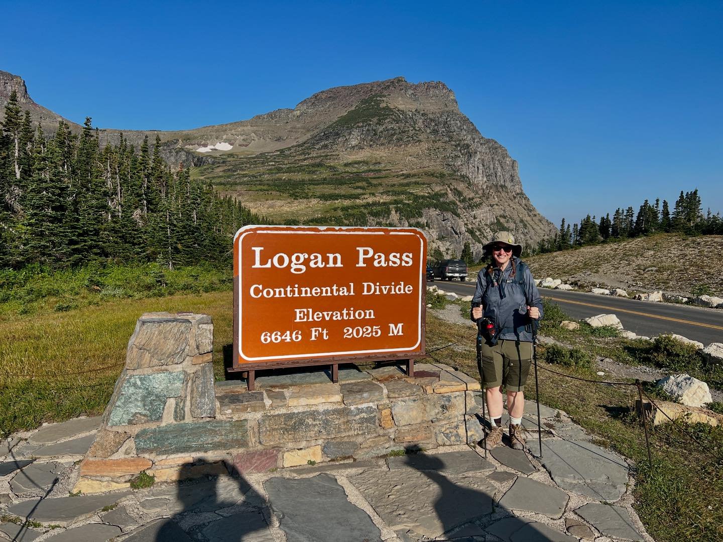 On this day two years ago I set off on one of the best hikes of my life! Starting out from Logan Pass on the Continental Divide, along the Highline Trail to spend the night at Granite Park Chalet - with a detour to Grinnell Glacier Overlook 🥾⛰️ 🏠 
