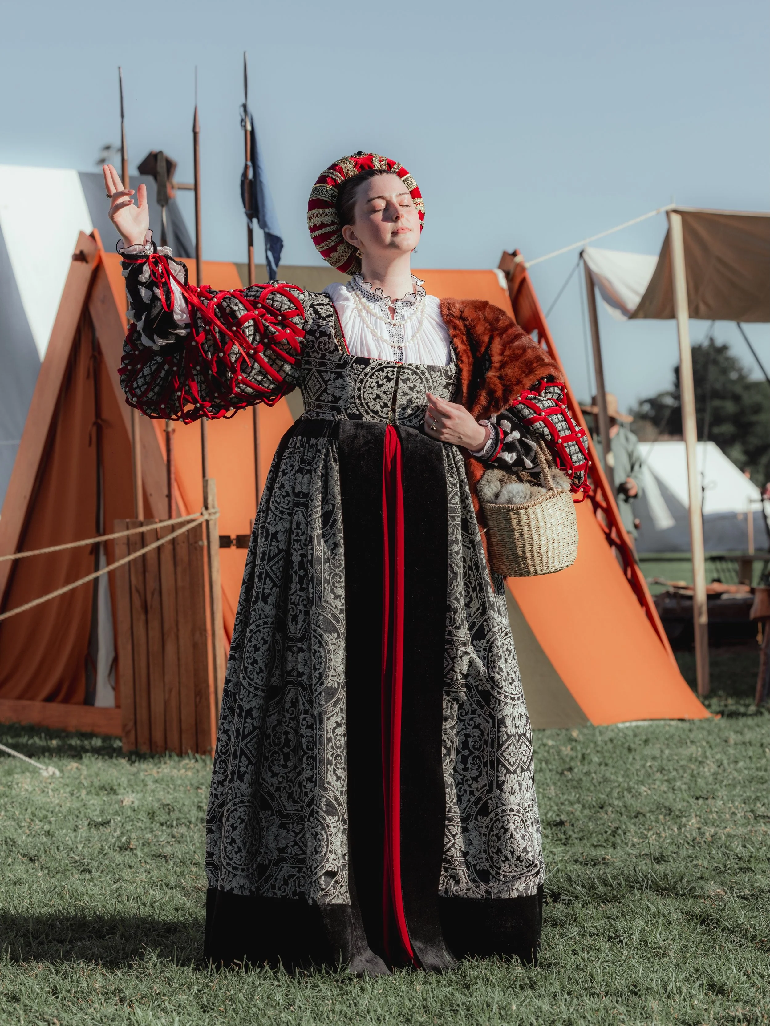 My late Italian renaissance 1530s project @winterfestsydney photographed by @lauren.moult.on 

200+ hours of work, all my own patterns and designs. Inspired by portraits of 1525-1535 Italian women. 

The ensemble includes a light cotton camicia (or c