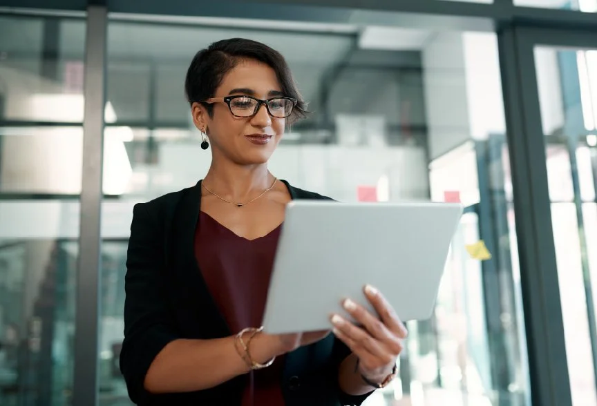 Business woman browsing blogs