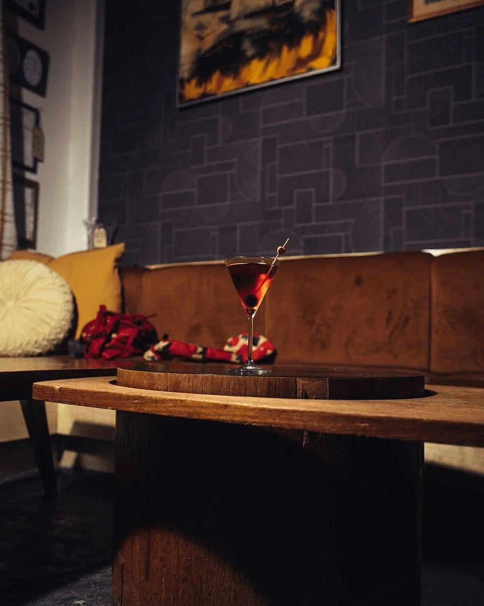 Cocktail Highlight: Duck A L'Orange

Featuring Duck Fat Washed Wiser's 10yr, Cointreau Noir, Campari, and Peychauds

#mountpleasantvintage