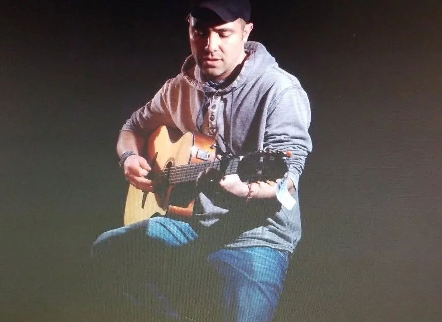 Darian guitar 2.jpg