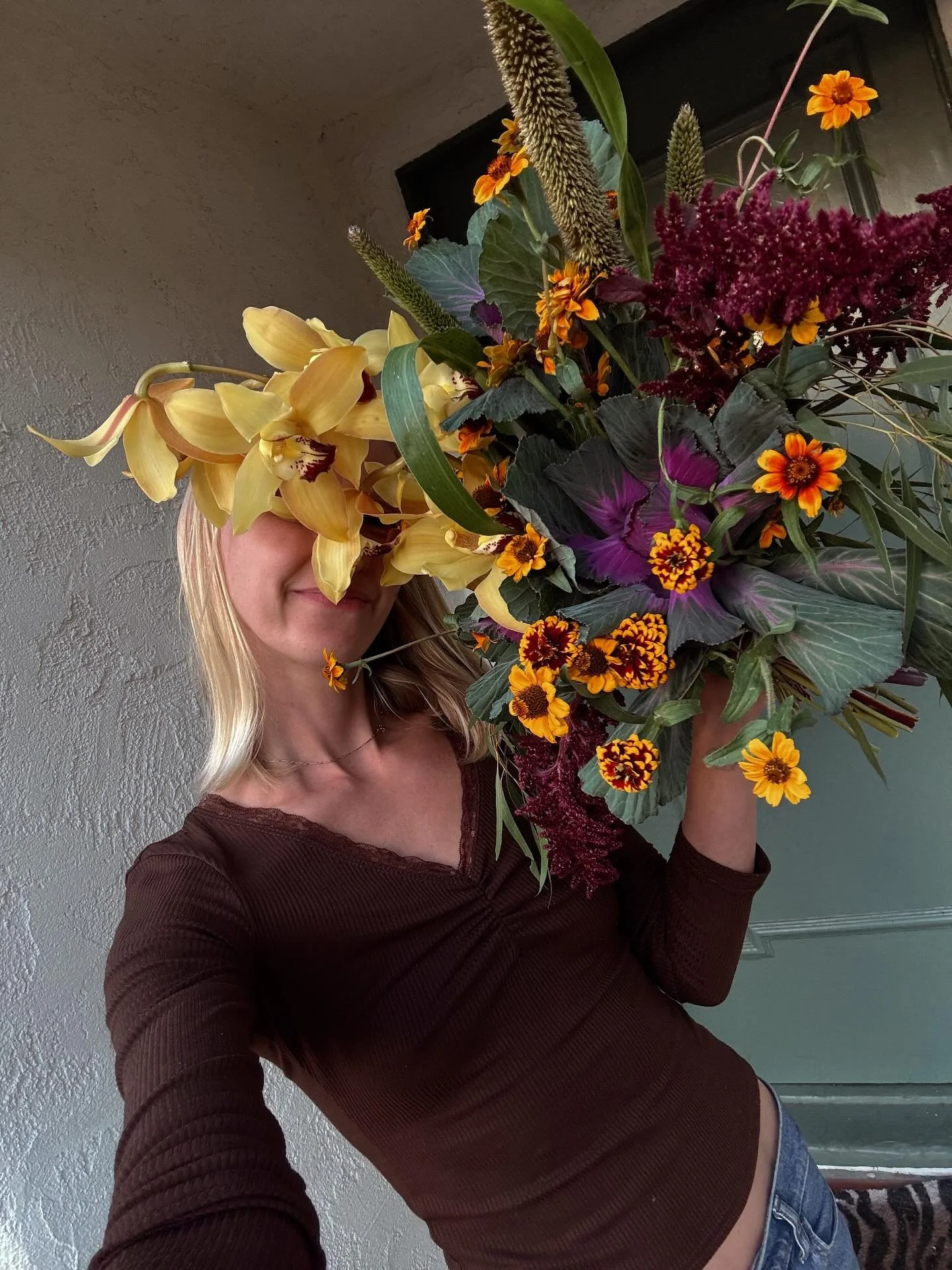 Fall air: yes.
Early sunsets: no.
Bouquets: always. 🌼

#theyellowflowertruck