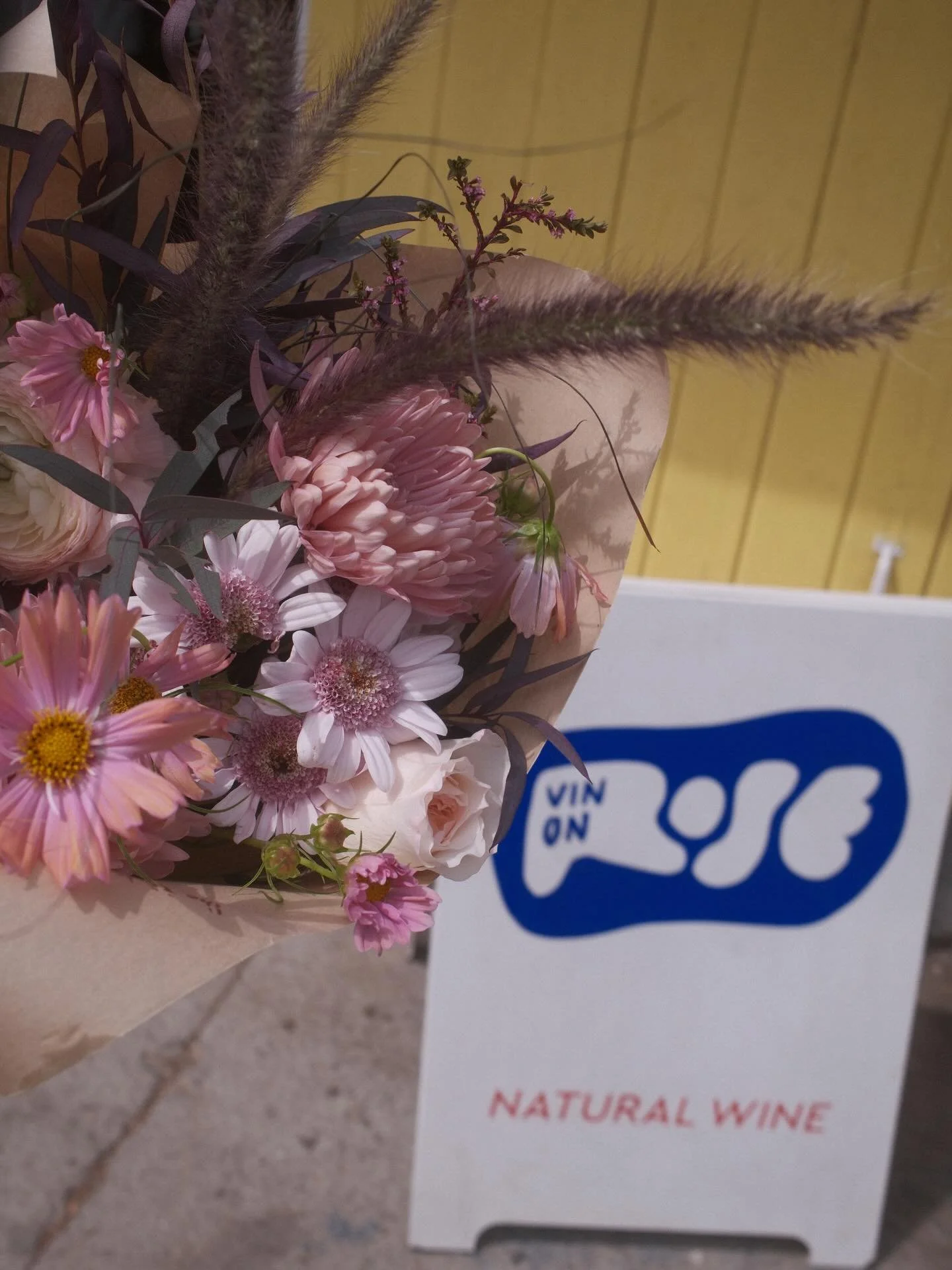 Where flowers meet natural wine. Exactly where I should be 🌸🍷 @vinonrose 

See you tomorrow Venice!
507 Rose Ave 
10:00am-2:30pm