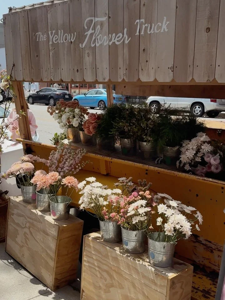 Such a sweet Mother&rsquo;s Day with @shop12thtribe + @drinkdesoi 🌸 Guests built complimentary bouquets to take home to their moms and loved ones while sipping on De Soi drinks and shopping in store. Such a fun afternoon celebrating moms 💕