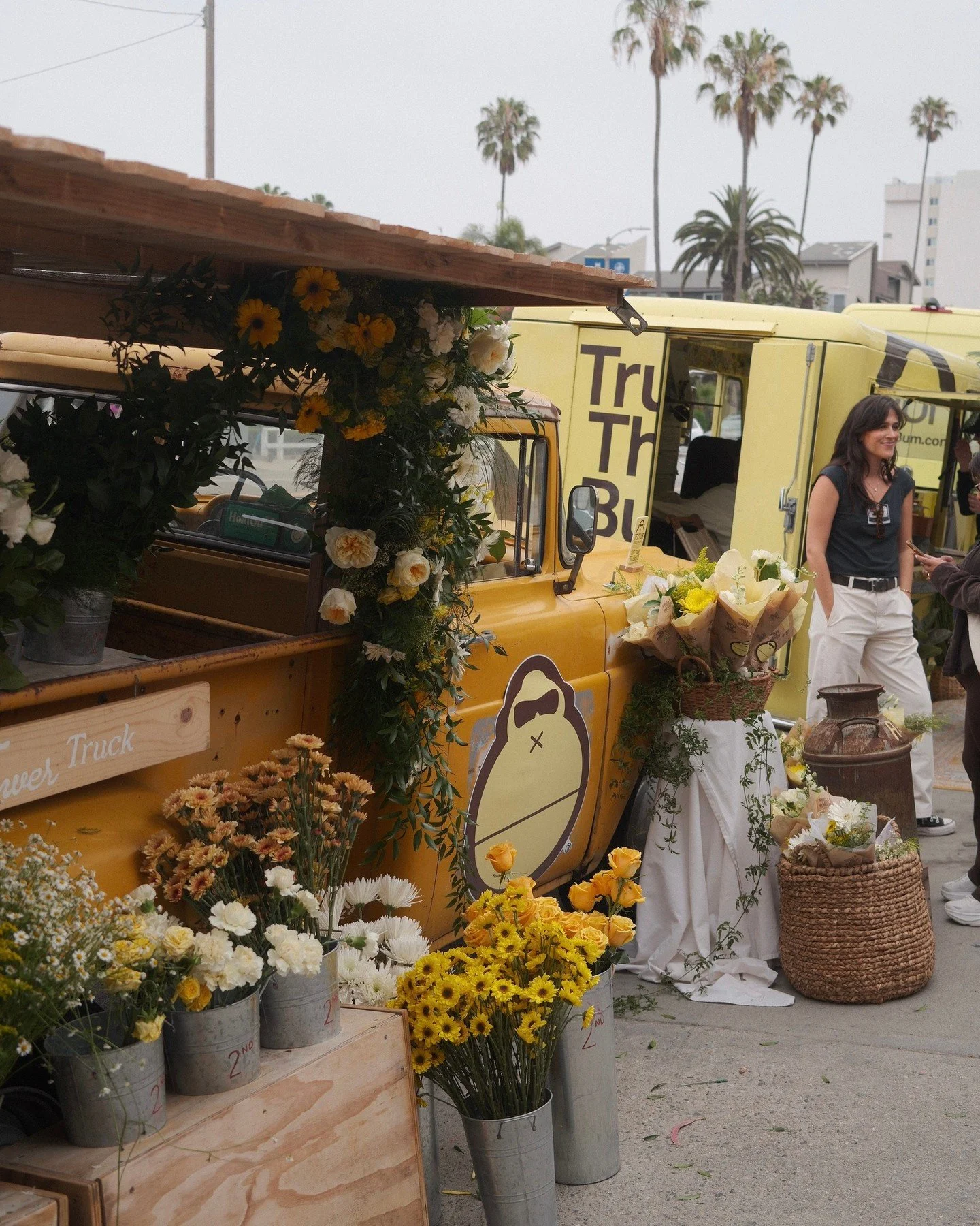 Florals for the @sunbum Smells Like Summer Tour. Daisy dressed up, bouquets on deck, and a line down the block. 🌻