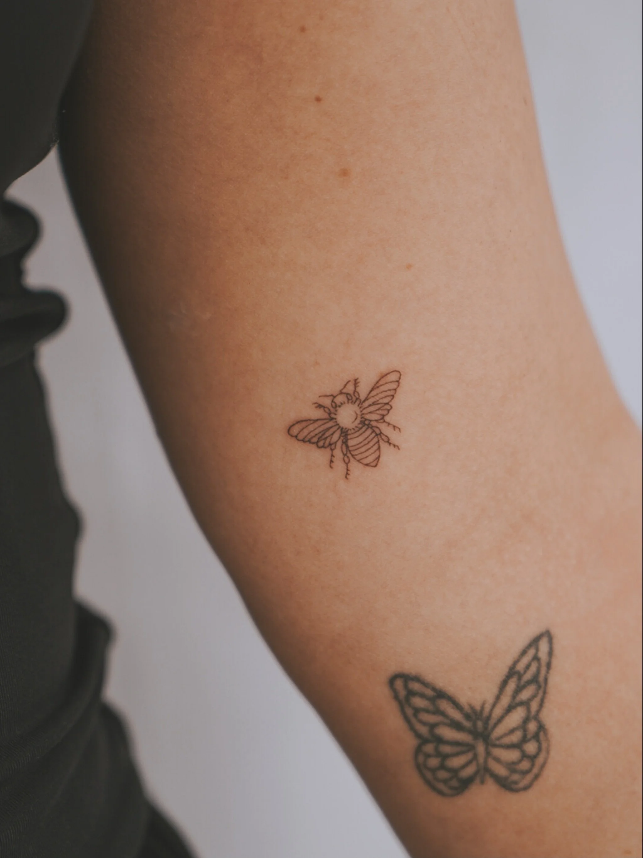 Because who doesn&rsquo;t love a little bee 🐝

✨DM @calmyourtats to book your next tat ✨
.
.
.
#beetattoo #finelinetattoos #melbournetattooartist