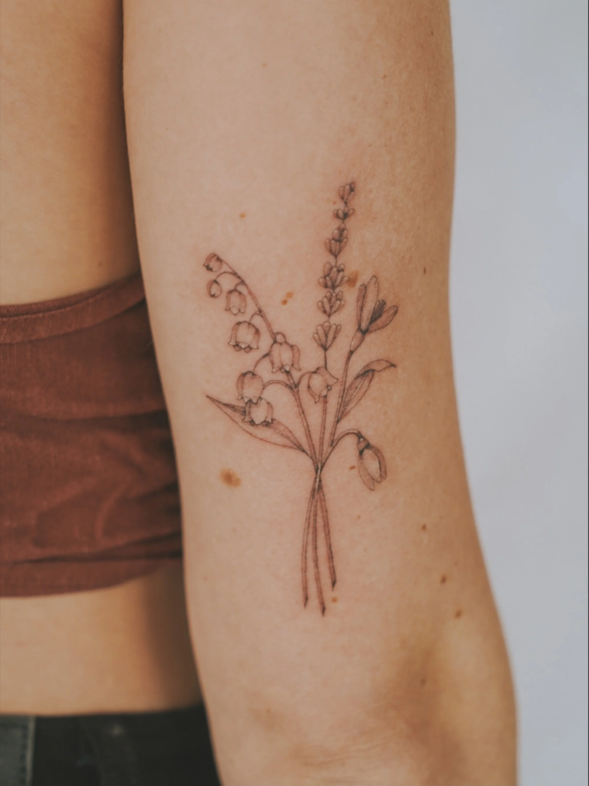 A special piece to represent some special people 💛

✨DM @calmyourtats to book your next tat ✨
.
.
.
#lavender #lavendertattoo #snowdrop #snowdroptattoo #lilyofthevalley #lilyofthevalleytattoo #armtattoo #flowertattoo #finelinetattoos #melbournetatto