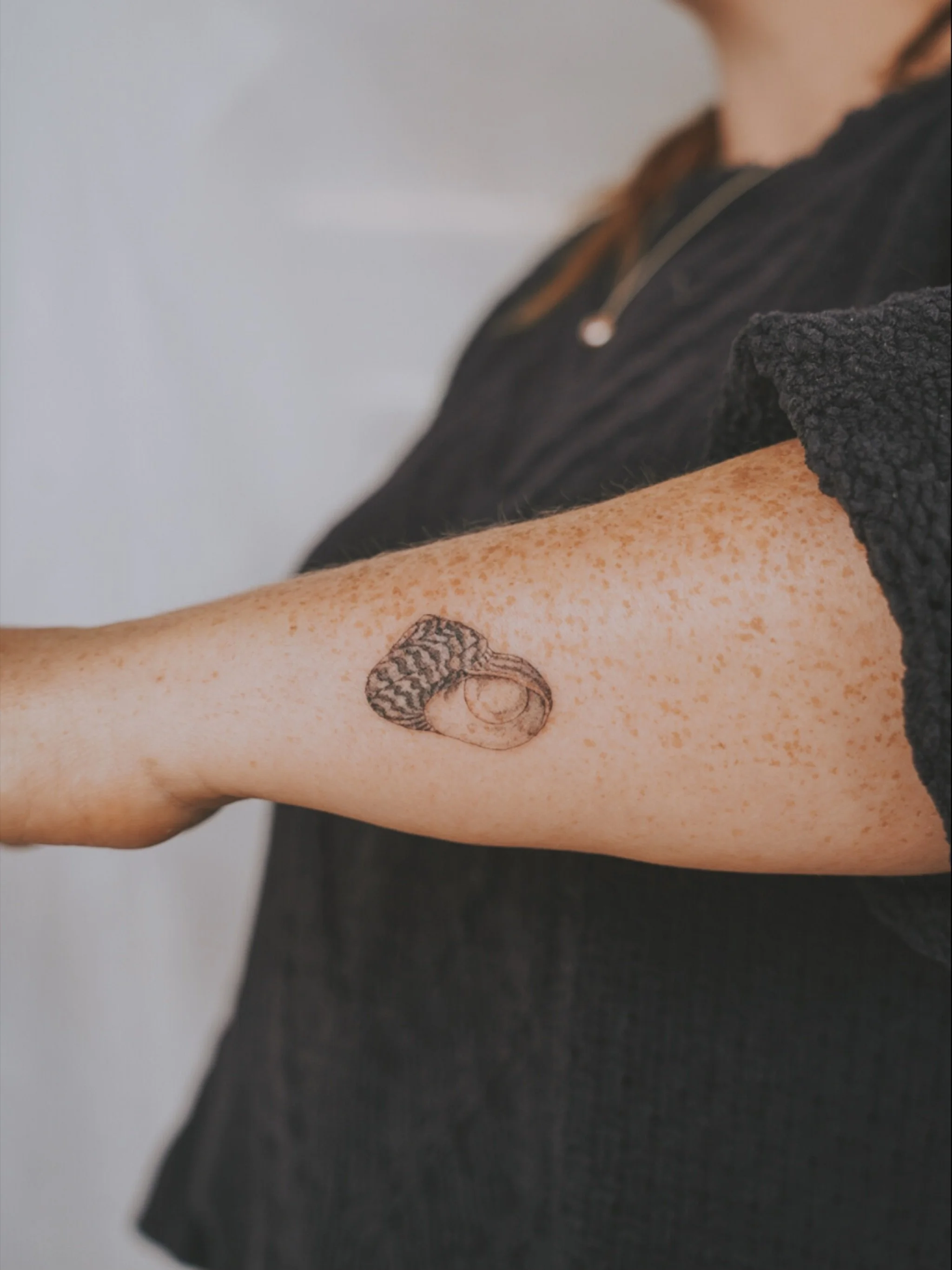 How cute is this little shell for @horizonhaze! 🐚
Limited availability left for this year so DM me to book in!✨

.
.
.
#shelltattoo #shell #shellart #🐚 #🐚tattoo #armtattoo #wristtattoo #finelinetattoos #melbournetattoostudio  #melbournetattoos #he