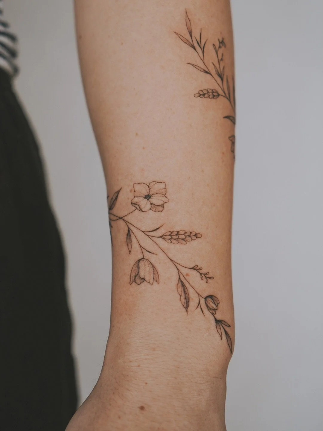 Floral wrap for @leahsmarttt 🌷 

✨DM @calmyourtats to book your next tat ✨
.
.
.
#melbournetattoo #finelinetattoomelbourne #floraltattoo #melbournetattooist #melbournetattooartist