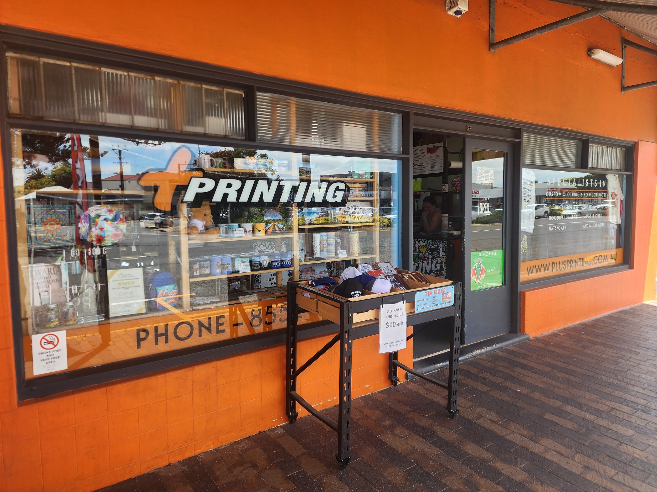 No Minimum Order Printing: How It Works (and Why It Saves Small Businesses Money)