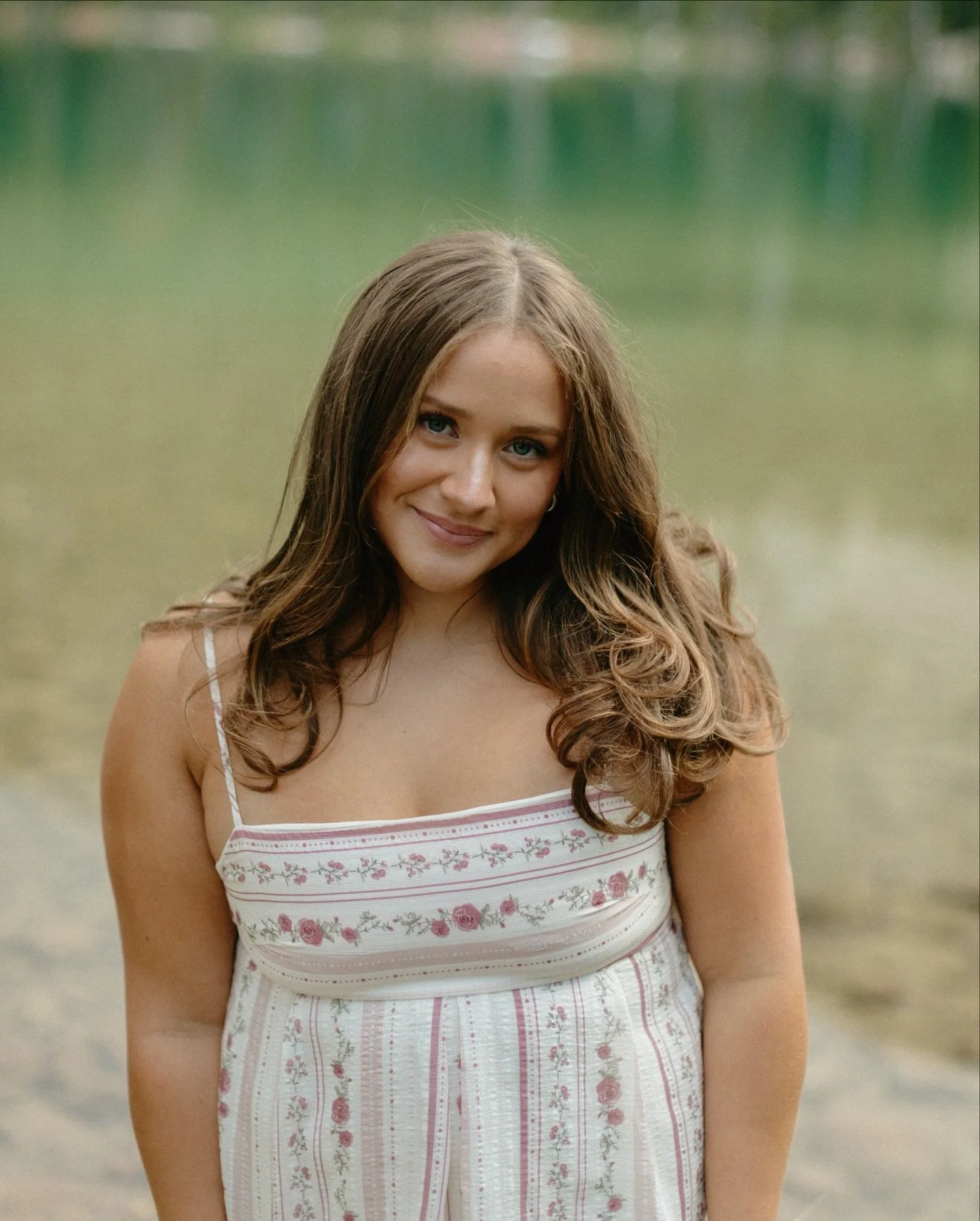 Senior photos from August when the mountains were green! And the light was soft and everything was warm 🥹🌷