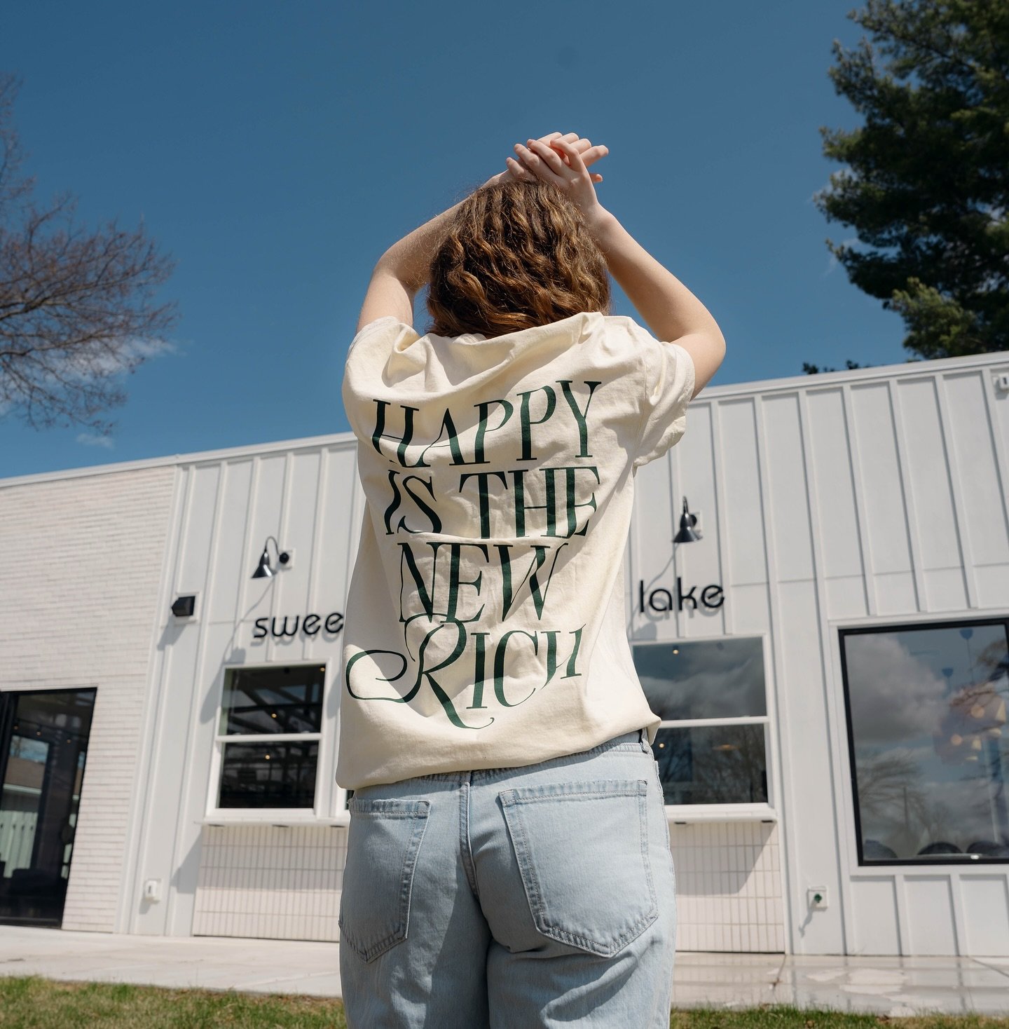Energy speaks. Wear what aligns. Happy is the new Rich ❤️

#happyisthenewrich #minimalmood #wisconsinboutique #graphicteestyle #wardrobeessentials #boutiqueshopping #shopavazzi #avazzishoppeandsweets