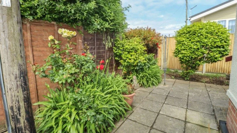 Residential Sales SH-016A Photo 1994 Tingdene Hayden 28x12-1 (94TDS09473) Garden 2 Of 2.jpg