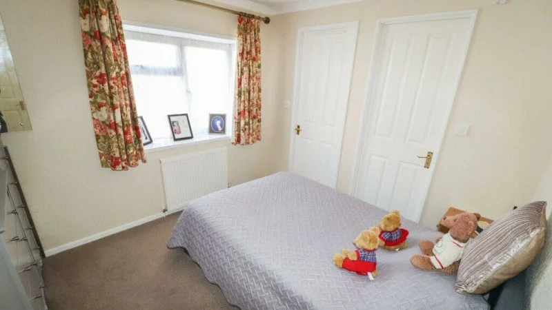 Residential Sales SH-079A Photo 2005 Omar Oulton Excel 38x20-2 (05MR6266157) Bedroom.jpg