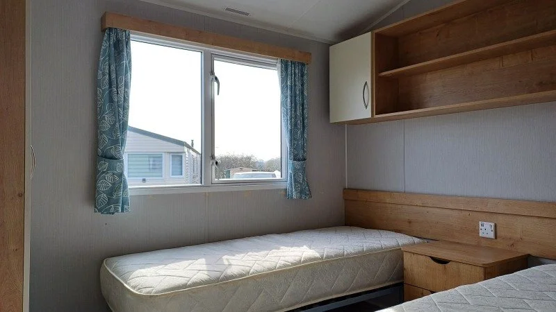 Holiday Sales LT-046 Photo 2022 Willerby Ashurst 35x10-2 (WH2517-010) Twin Bedroom.jpg