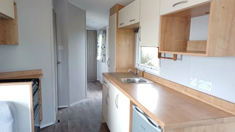 Holiday Sales LT-046 Photo 2022 Willerby Ashurst 35x10-2 (WH2517-010) Kitchen.jpg