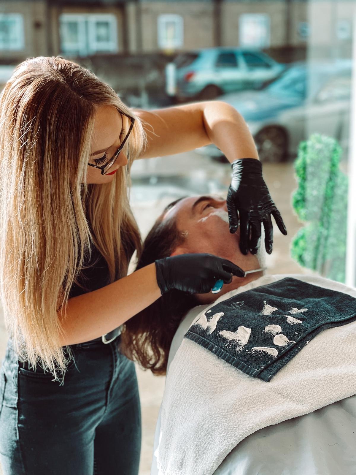Luxury Hot Towel Wet Shave // £25