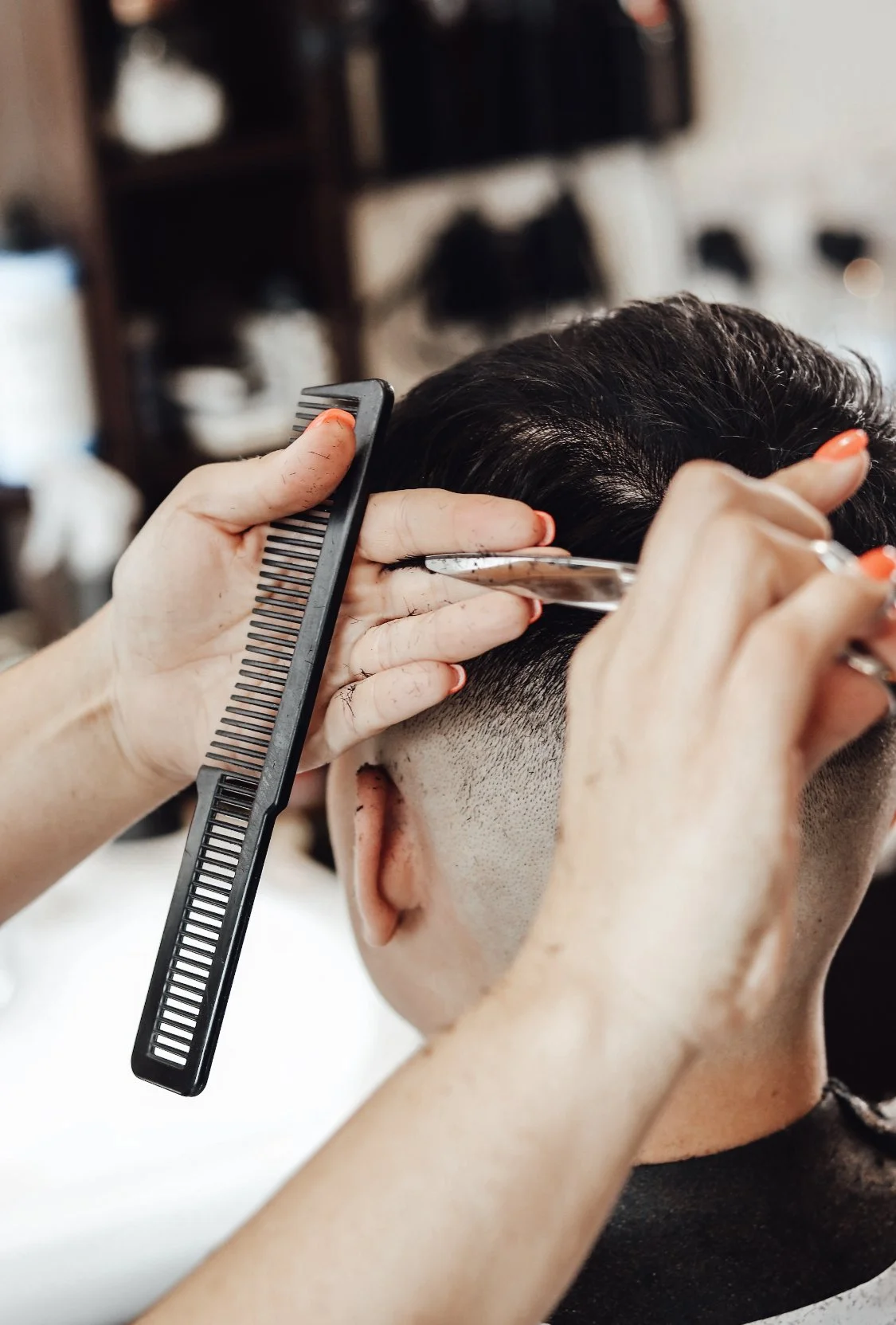 Nat Cresswell cutting a client's hair