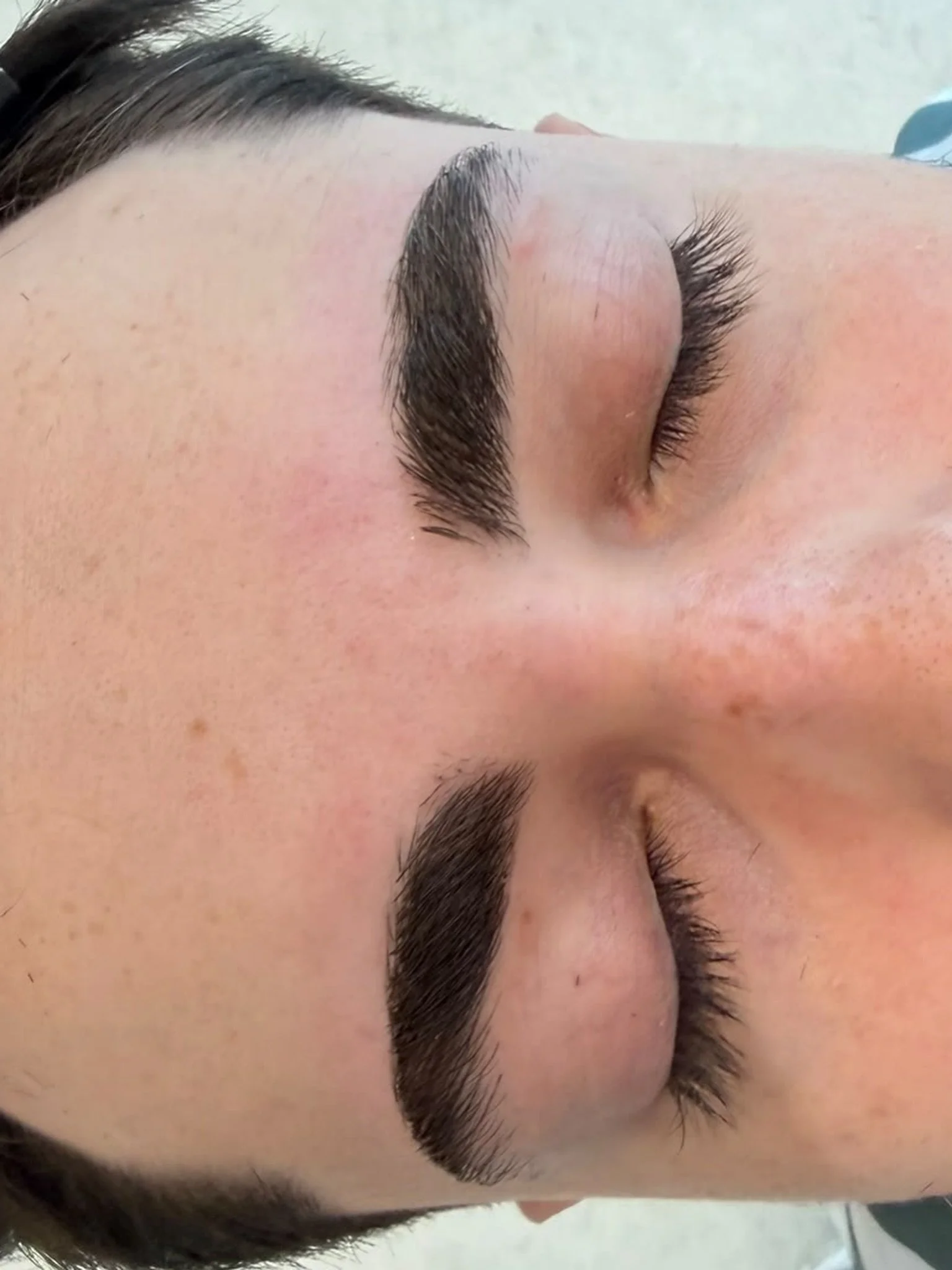 Bushy Brows? 

Check out this Before &amp; After from @nat.cresswell 

Select &lsquo;eyebrow threading/waxing&rsquo; on our list of services upon booking. 📲