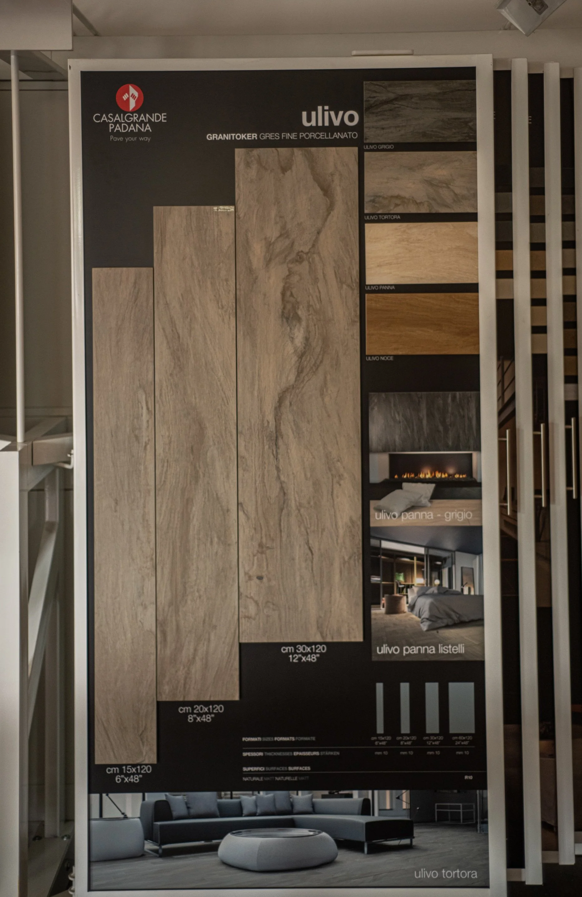 Mostra una scheda con vari formati di piastrelle in gres fine porcellanato color beige andato, con campioni di olive e un'ambientazione di un soggiorno moderno.