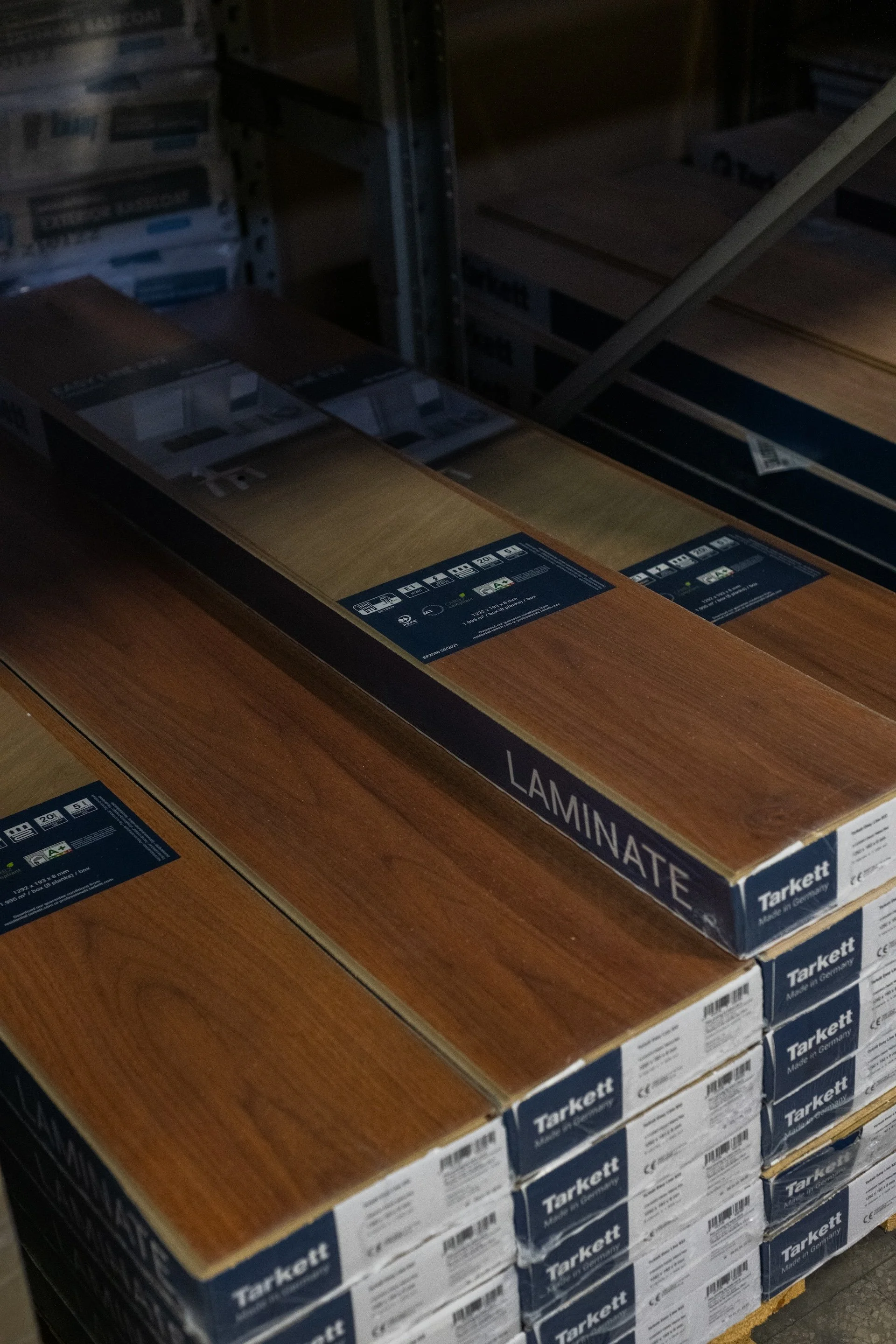 Pannelli di laminato in legno imballati sugli scaffali di un negozio.