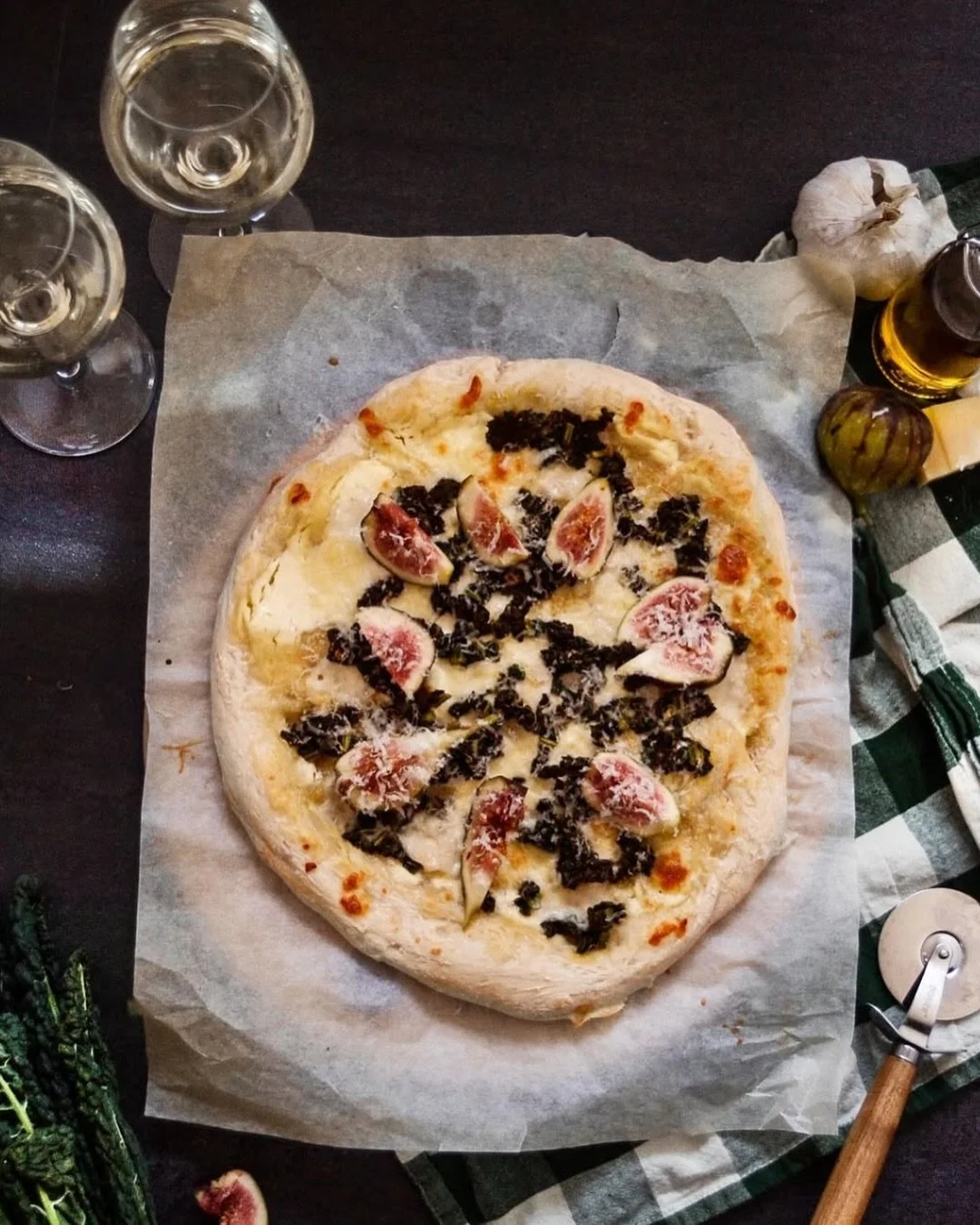 Black kale pizza bianco with ch&egrave;vre, figs and creamy cheeses, fresh, green and full of flavour. 

Perfect for gatherings or an effortless Christmas dinner.

Client: @smaka_arvidnordquist
Creative concept: by @joan_comms