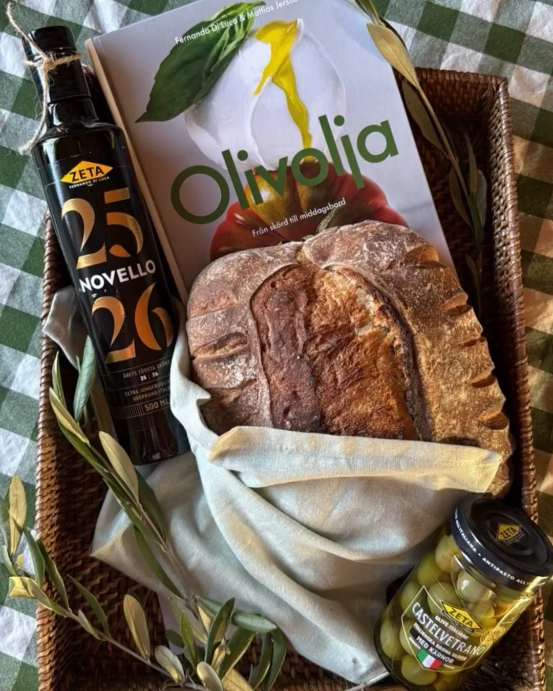 Novello, the season&rsquo;s first olive oil from @zeta.nu with notes of green grass, herbs and artichoke. Olive oil, olives and freshly baked bread sent together with a cookbook dedicated to olive oil, by Fernando di Luca and Mattias Jersild, featuri