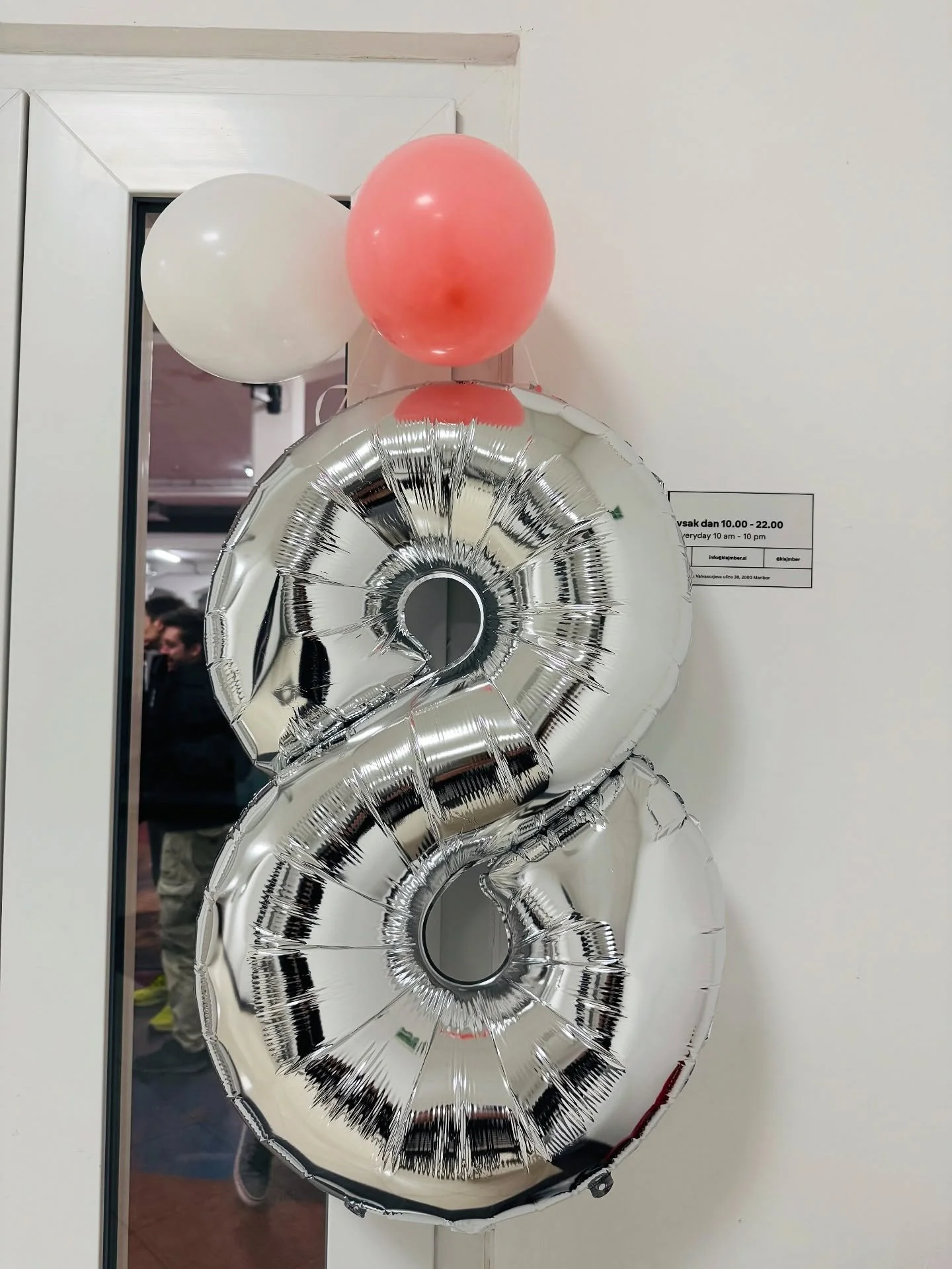 Za nami je &scaron;e eno uspe&scaron;no praznovanje! 🥳 Hvala vsem, ki ste (bili) z nami &ndash; člani, obiskovalci, prijatelji. Brez vas Klajmber ne bi bil to, kar je. 💙 Čin-čin na naslednjih osem let in vse izzive, ki nas &scaron;e čakajo! 🥂

#kl