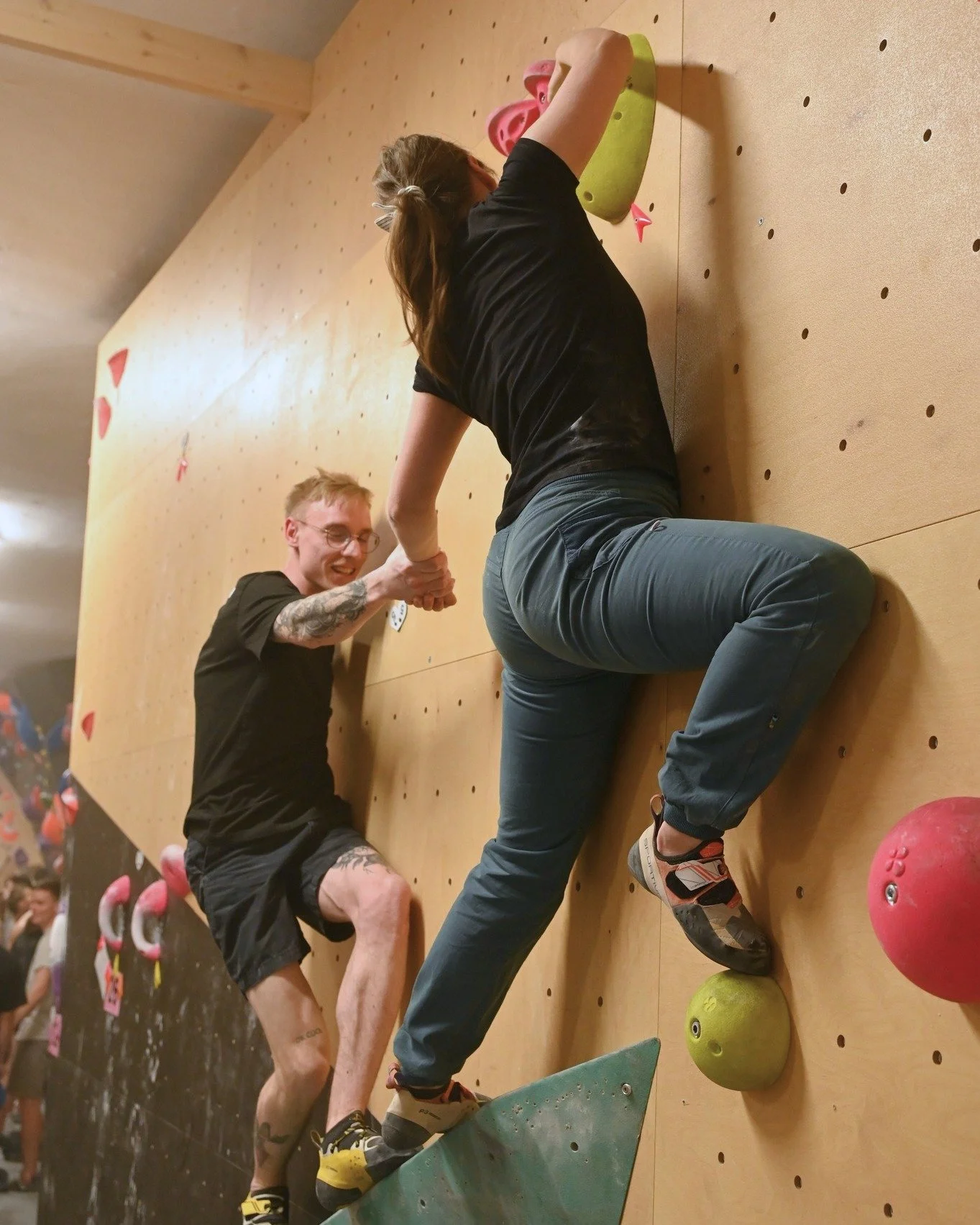 Navdu&scaron;i prijatelja za plezanje! 🤩 Ne samo zato, da mu/ji predstavi&scaron; &scaron;port, ki ga ima&scaron; tako zelo rad/a, ampak tudi zato, ker ti dobi&scaron; zastonj obisk, on/a pa brezplačno izposojo plezalk. 

⏳ In ne odla&scaron;aj(ta),
