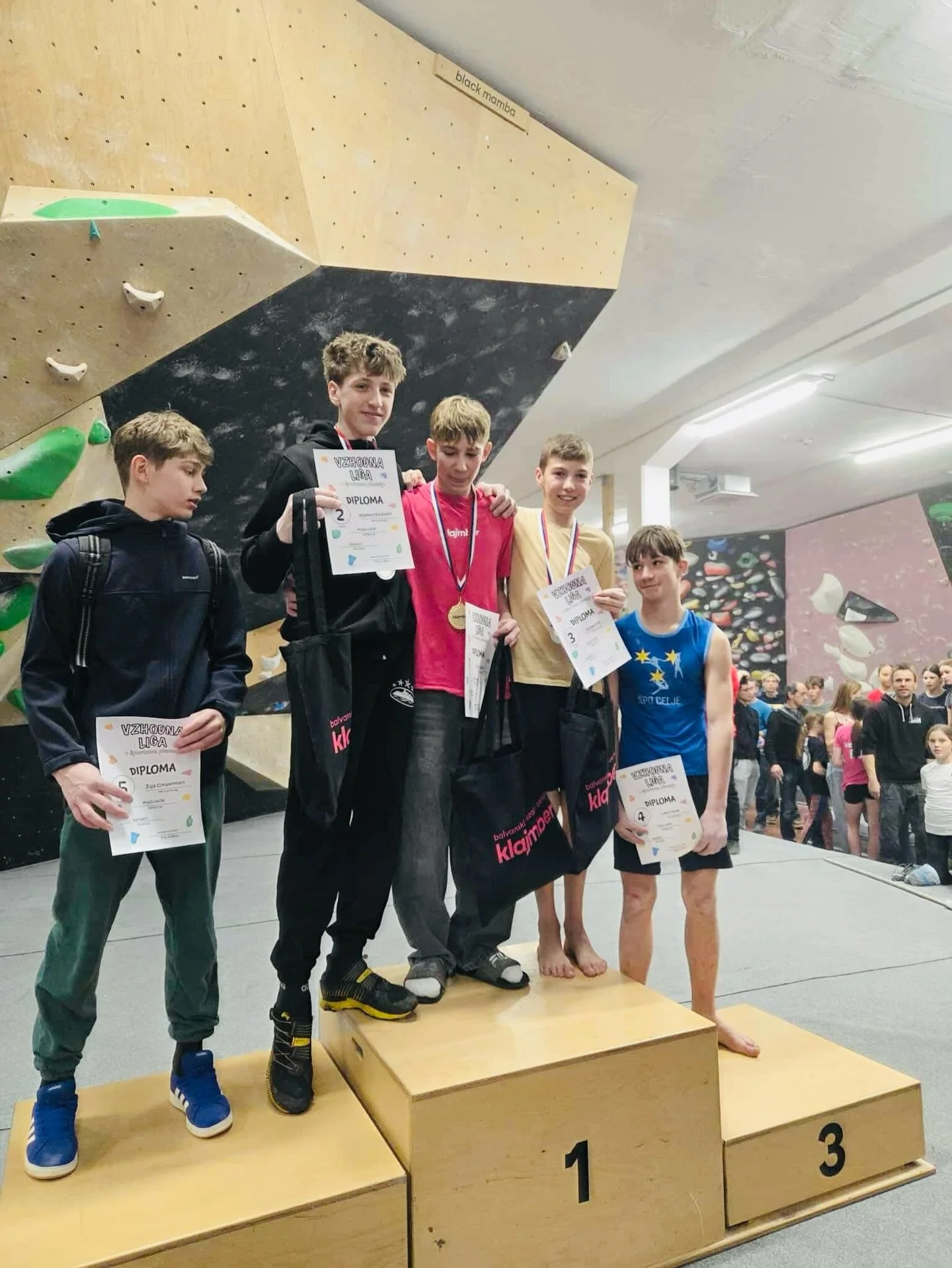 Danes smo gostili Vzhodno ligo, prvenstvo v &scaron;portnem plezanju, namenjeno predvsem mlaj&scaron;im kategorijam. Za nagrade najbolj&scaron;im in super motivacijo je poskrbela @kibubagram! 👏 Veseli nas, da na&scaron;o plezalno skupnost podpirajo 