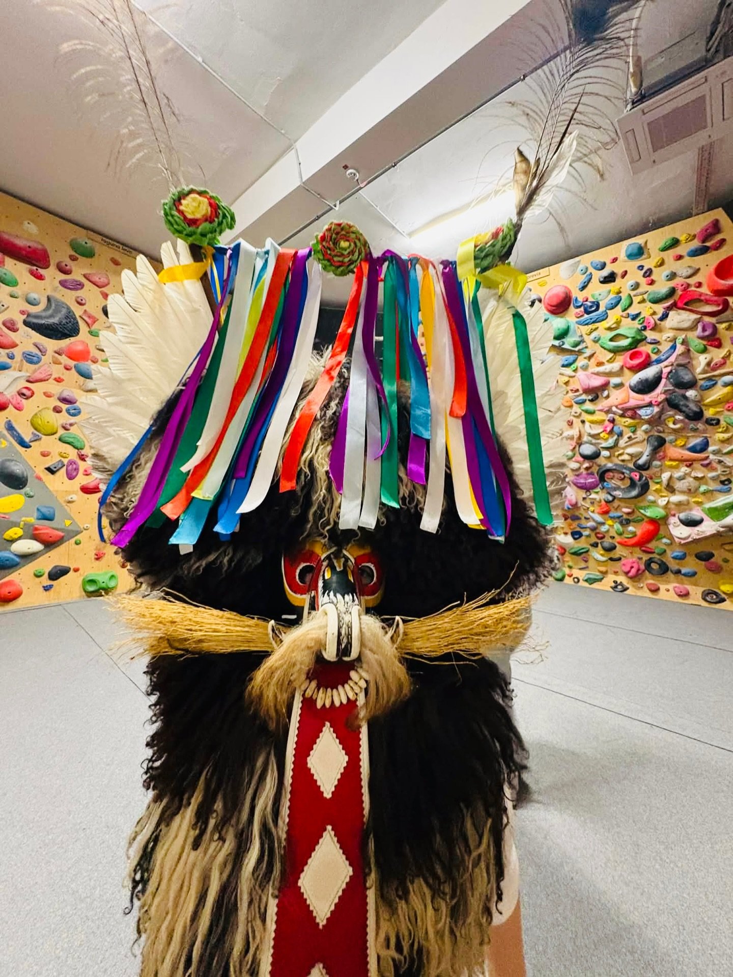 Včeraj&scaron;nja zasedba v Klajmberju je bila vse prej kot običajna &ndash; stene so namesto plezalcev zavzele ma&scaron;kare! 🎭 

Poleg norčavega vzdu&scaron;ja, krofov in kuhanega vina smo postavili tudi nagradne balvane - nagrade prejmejo:
🔹 Os