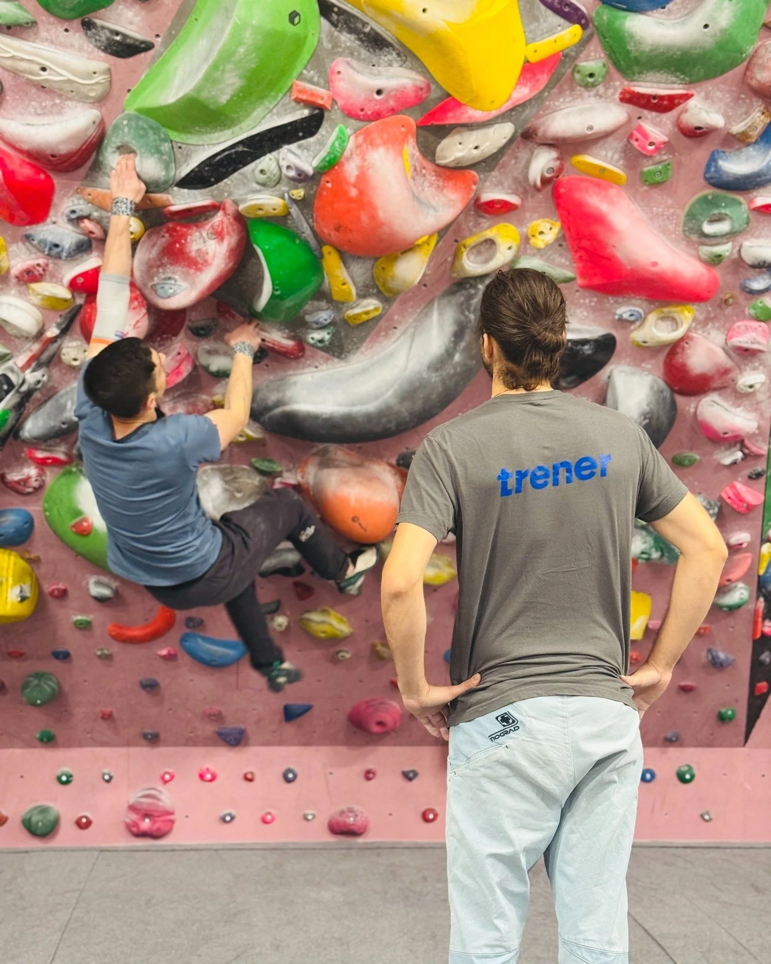 &Scaron;e nima&scaron; načrtov za torek zvečer? 👀 Pridruži se nam na uvodni uri Spoznaj balvansko plezanje, kjer se bo&scaron; v dveh urah spro&scaron;čenega plezanja naučil/a vseh osnov in preizkusil/a svoje sposobnosti na steni. 

Ne skrbi, za zač