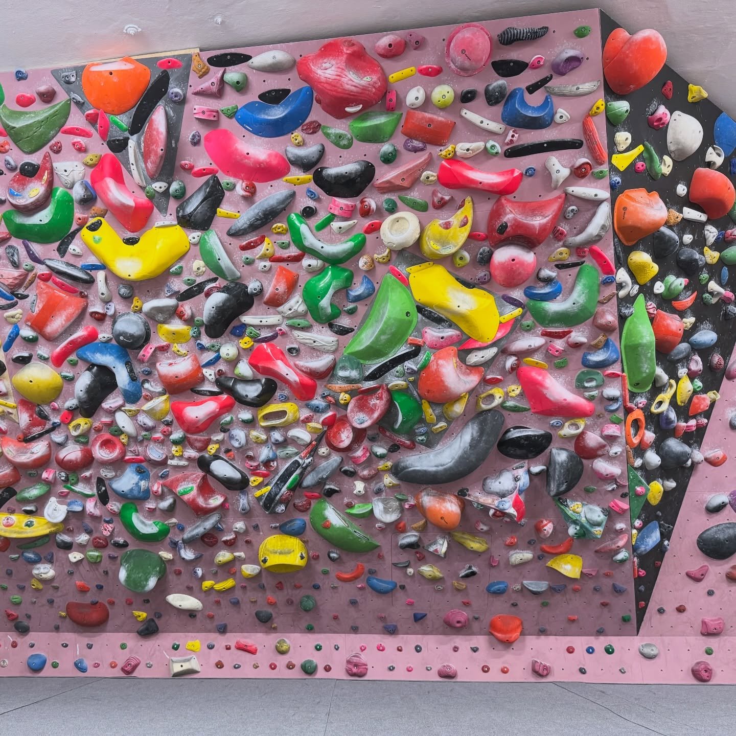 Reset velike &scaron;utalnice v petek! 🚀 Ima&scaron; &scaron;e nekaj dni, da spleza&scaron; vse nedokončane projekte. 

#klajmber #plezanje #plezanjejezakon #routesetting