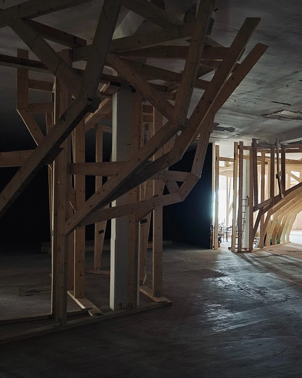 Eno leto! 🎉 Težko je verjeti, da je na slikah isti prostor, ki je danes prepreden s stenami, oprimki in va&scaron;o neverjetno energijo. Klajmber niso samo stene in balvani, temveč predvsem vi &ndash; na&scaron;a plezalna skupnost. 💙

Zato vas vabi