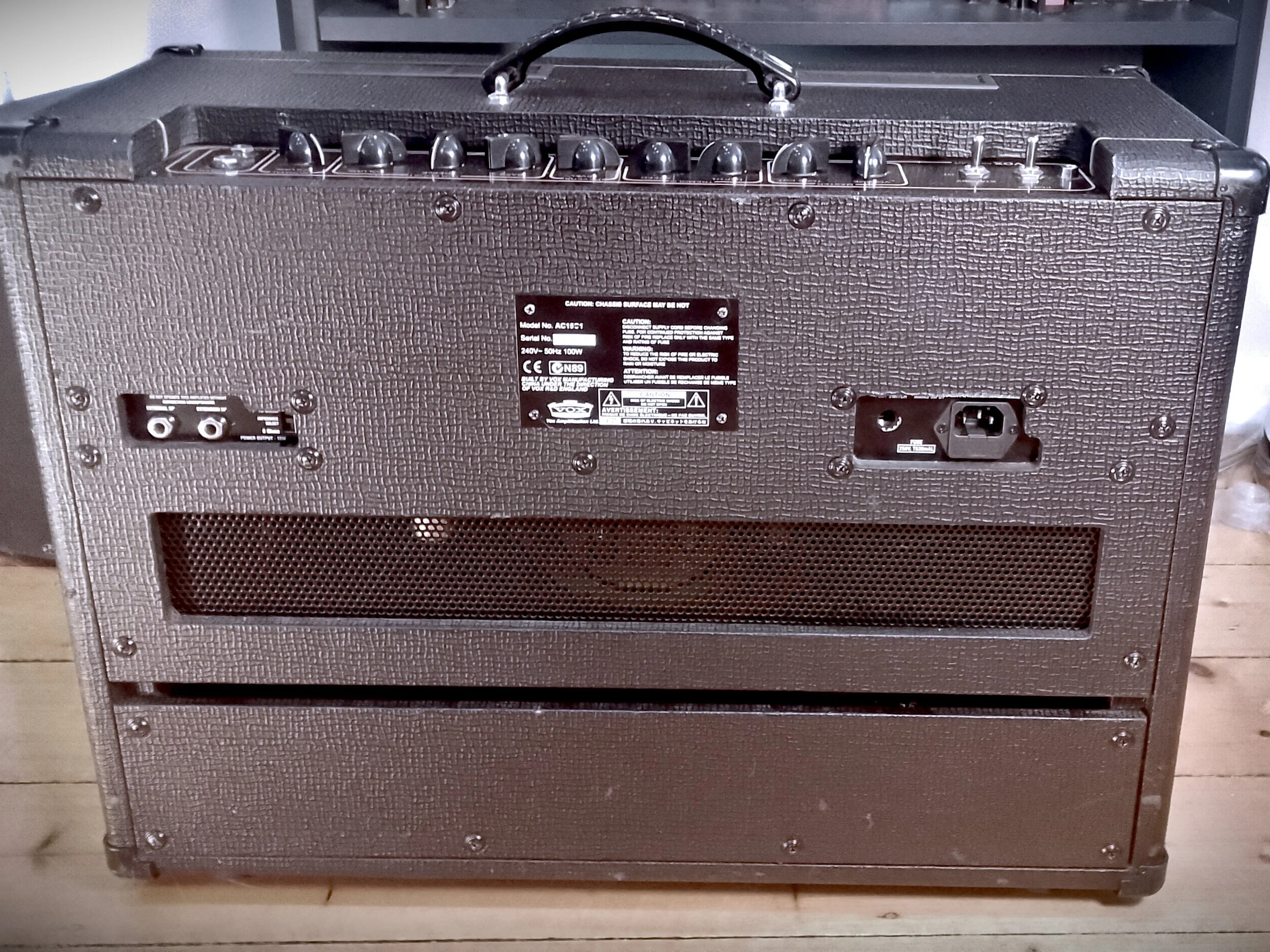 vox_ac15c1_back_43_gimp.jpg (Copy)