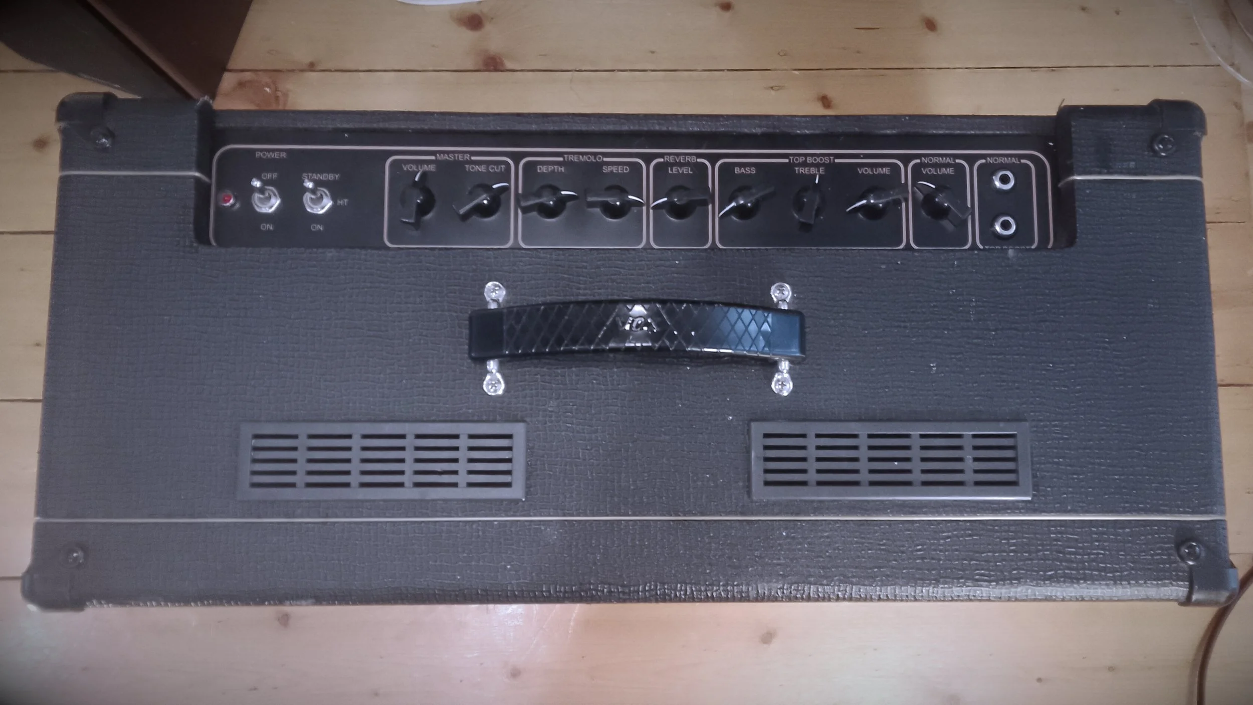 vox_ac15c1_top_169_gimp.jpg (Copy)