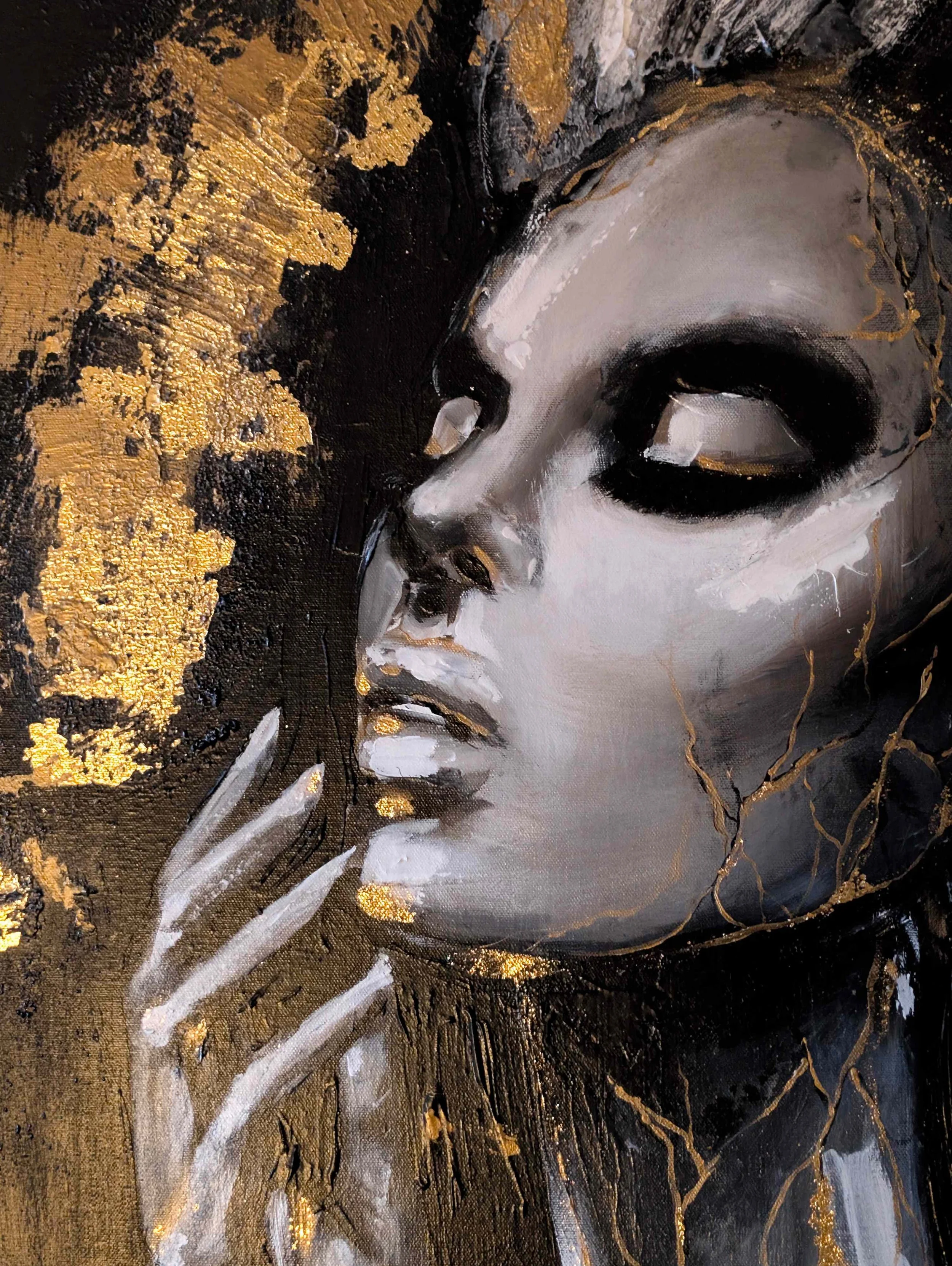 Détail de Silent Scar, peinture contemporaine féminine avec feuilles d’or, textures mixtes et symbolique de résilience, Medusa Divine Art
