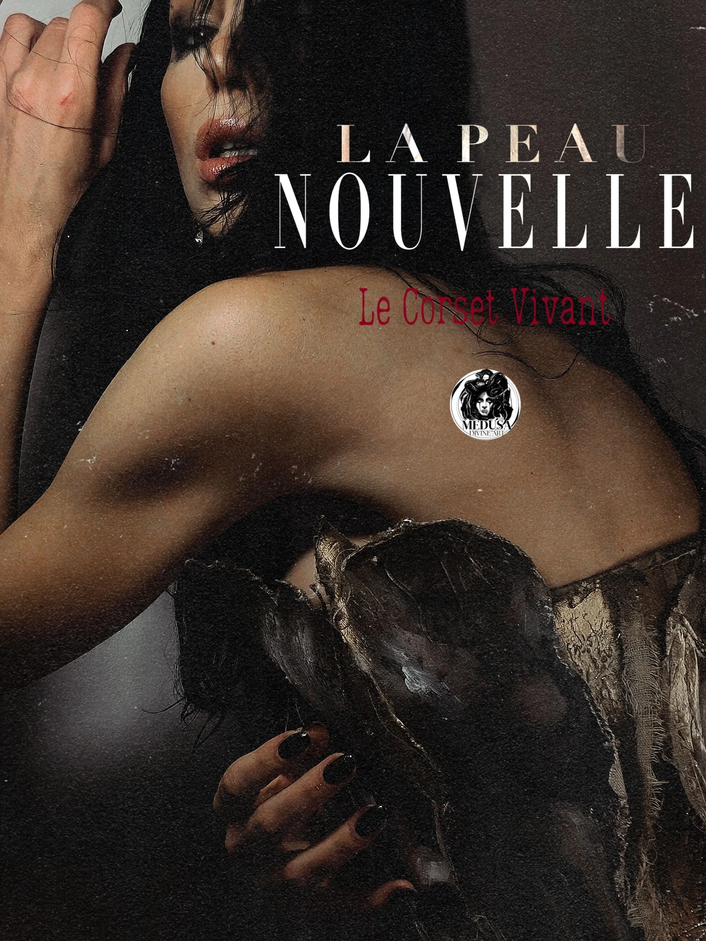 Gros plan éditorial sur Le Corset Vivant — couture conceptuelle dorée, œuvre vivante mêlant sensualité et alchimie visuelle, signée Medusa Divine Art à Paris.
