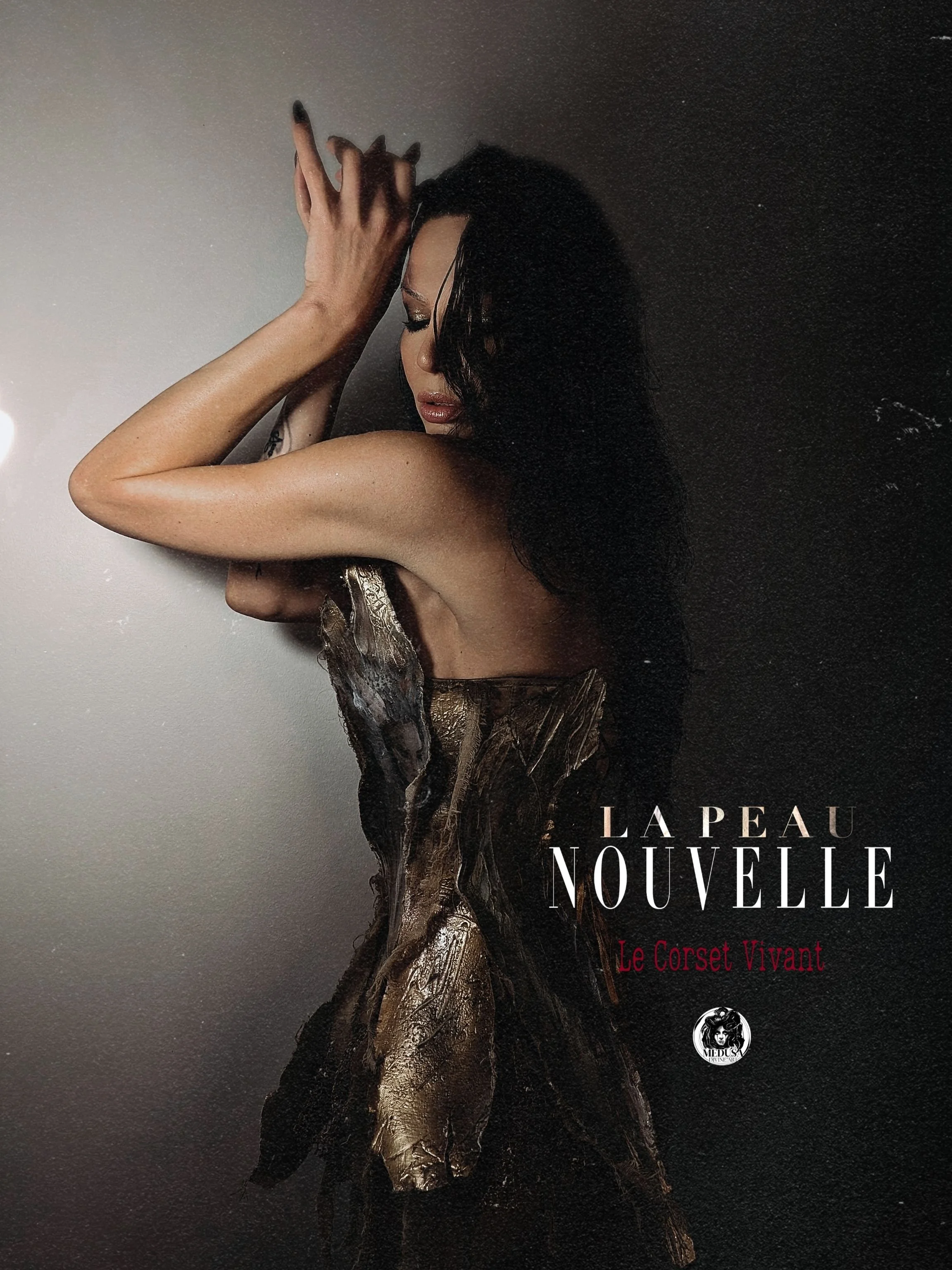 medusa-divine-art-la-peau-nouvelle-corset-vivant-art-fashion-editorial-2025.jpg