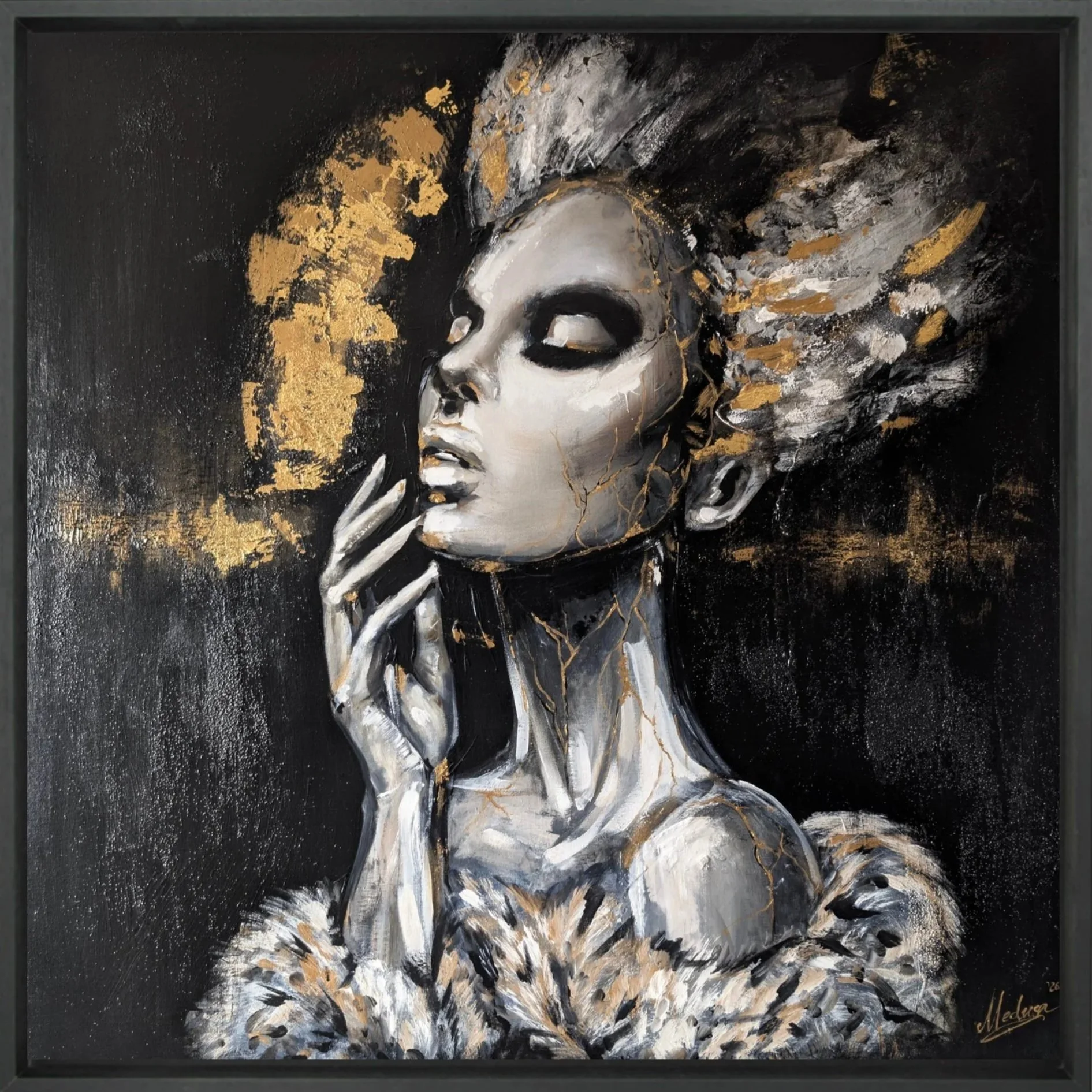 Silent Scar, tableau d’art contemporain original de Medusa Divine Art, portrait féminin en noir, blanc et or, œuvre unique.