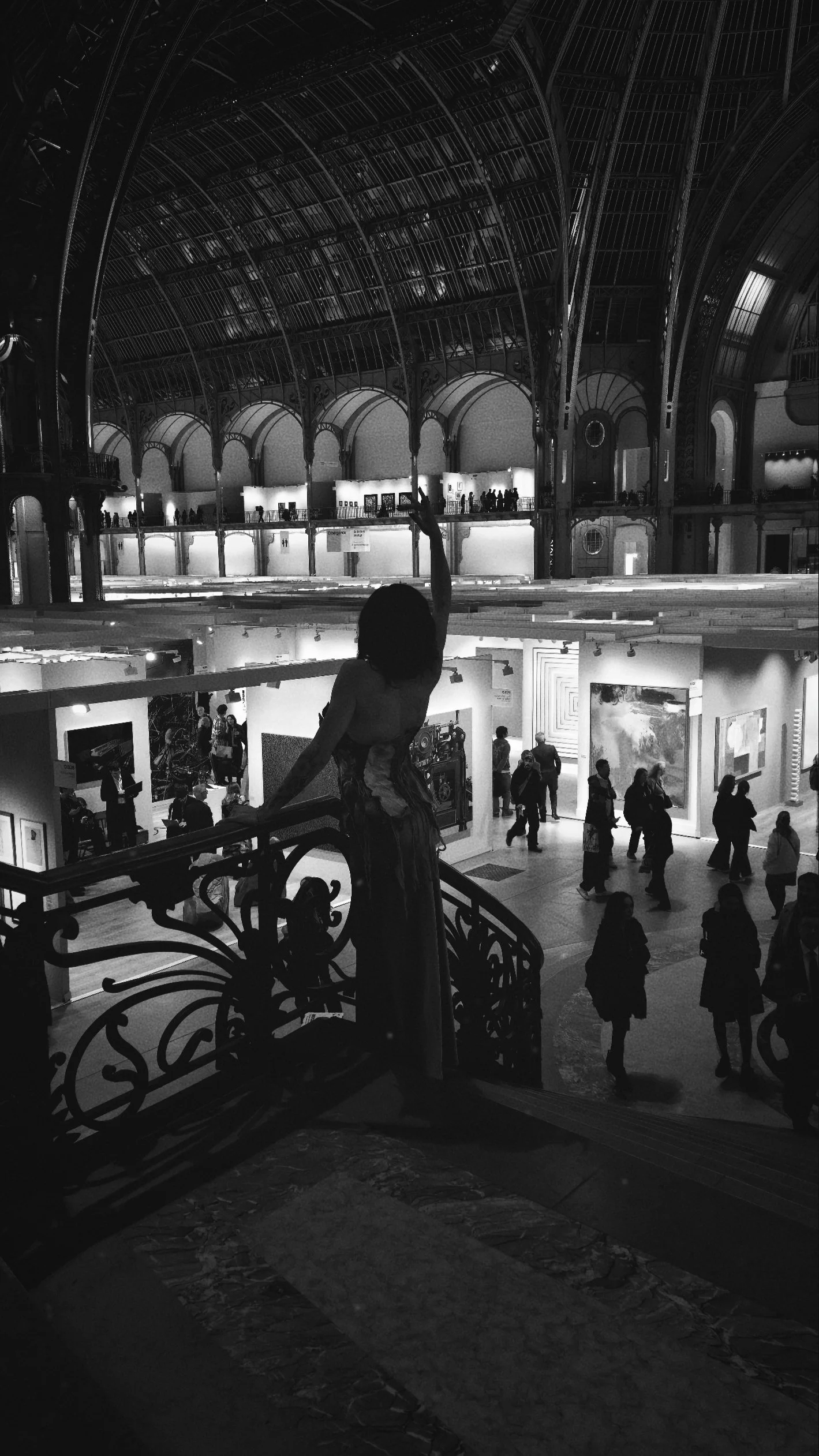 Vue d’ensemble du Grand Palais Éphémère pendant Art Basel Paris 2025 — Medusa Divine Art domine la foule, silhouette du Corset Vivant face à l’immensité architecturale.
